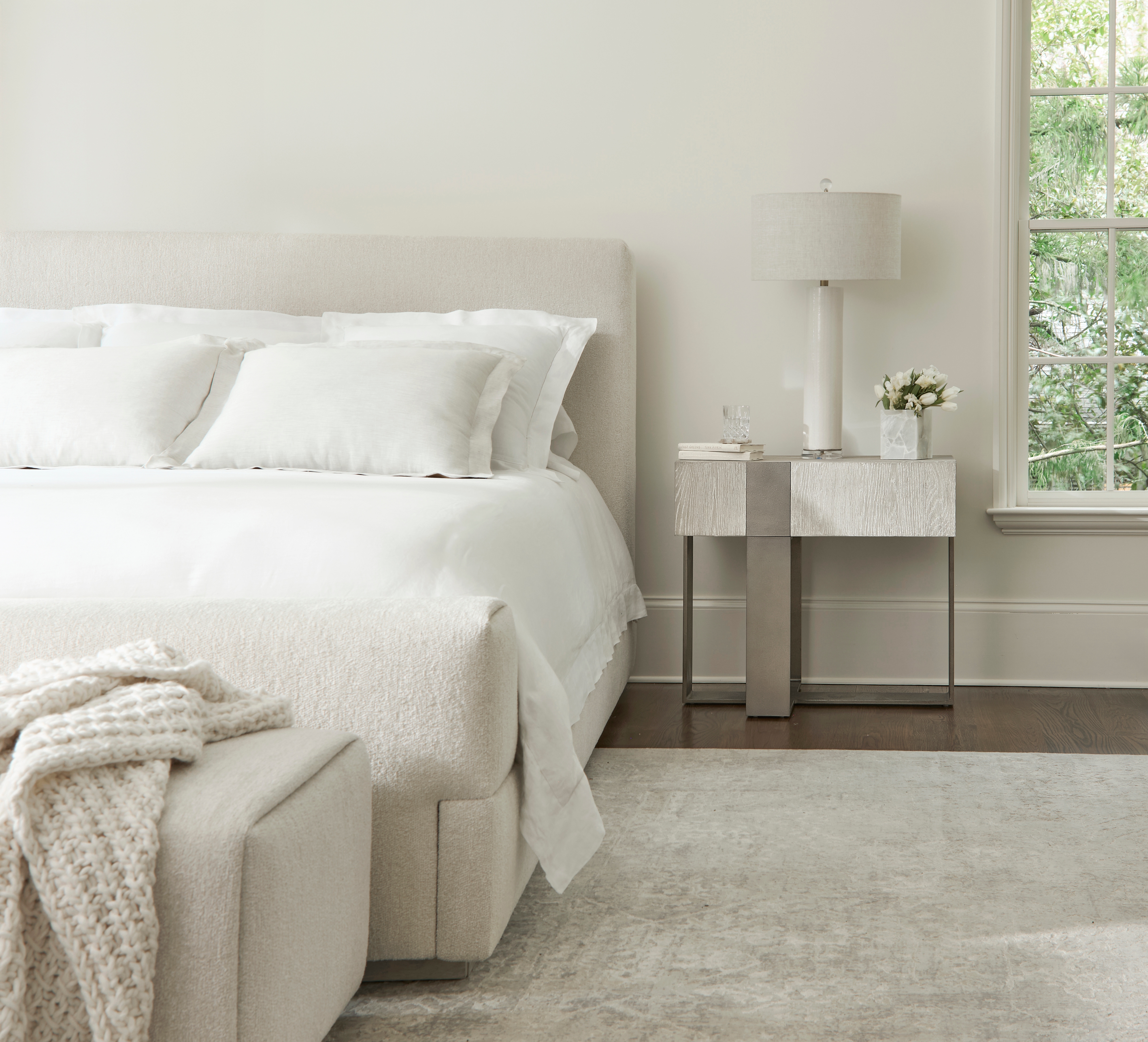 King Upholstered Panel Bed w/Plinth Base