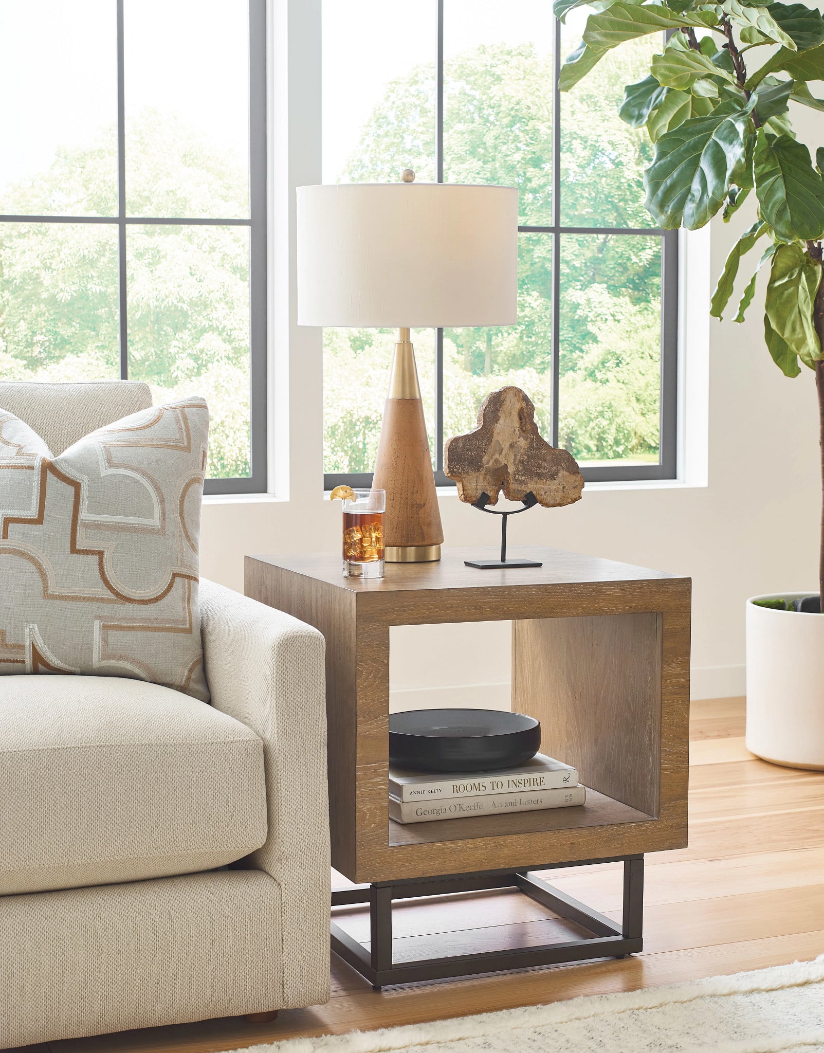 Hammary hidden treasures End Table