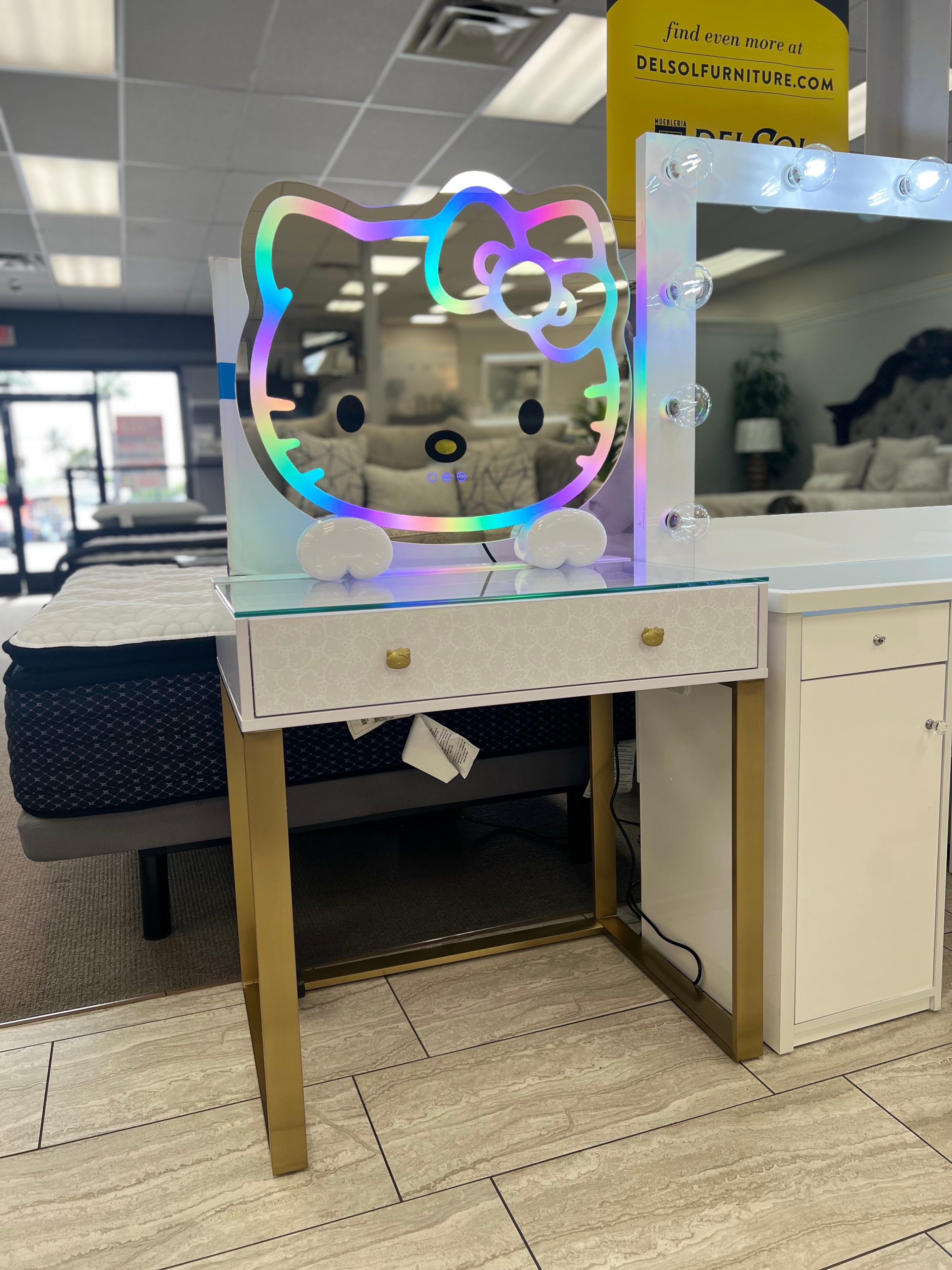 Hello Kitty Vanity 2pc Set