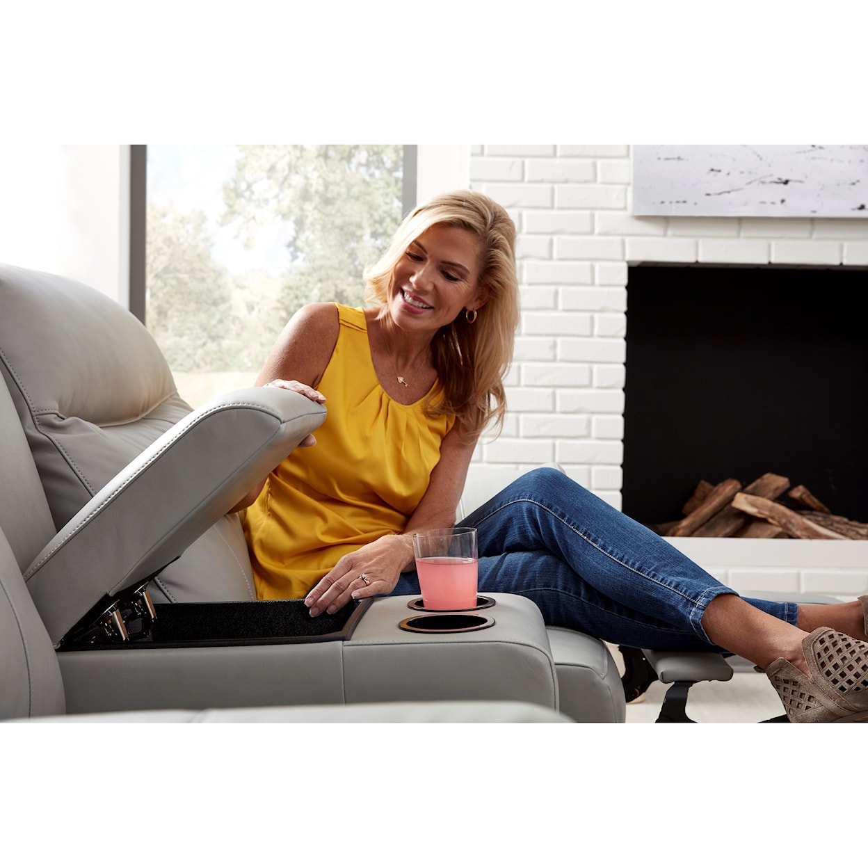 Best Home Furnishings Mabry Power Headrest Reclining Console