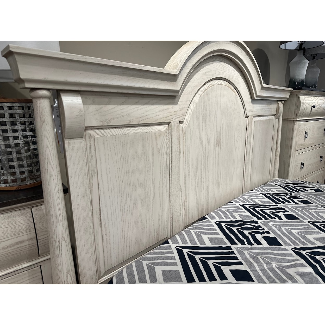 MAVIN Bartletts Island King Arched Panel Bed