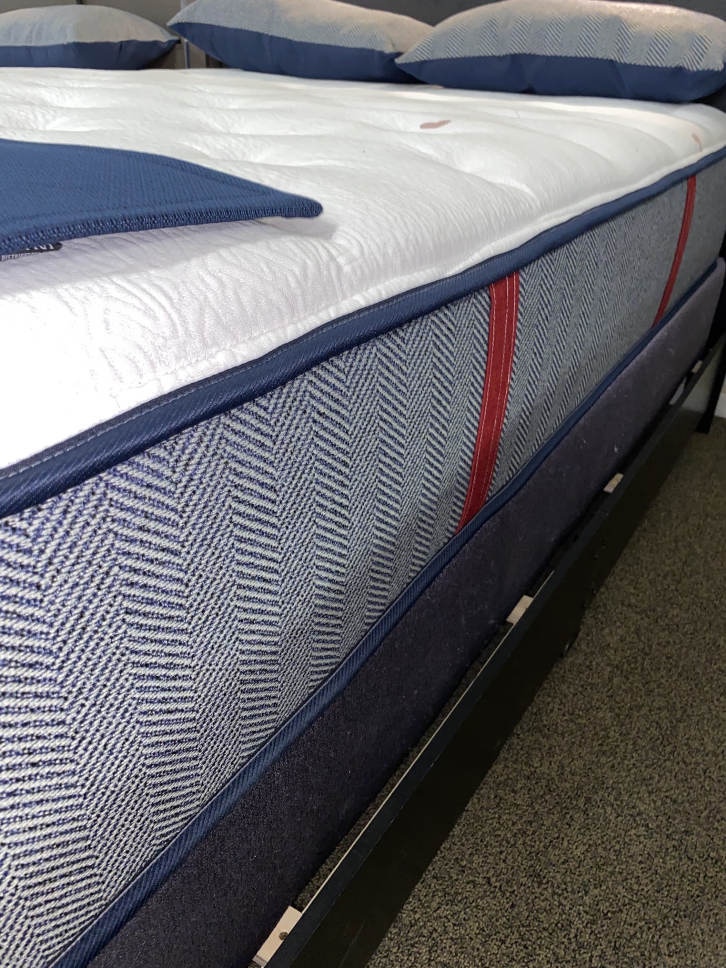 HOPE PLUSH QUEEN MATTRESS |