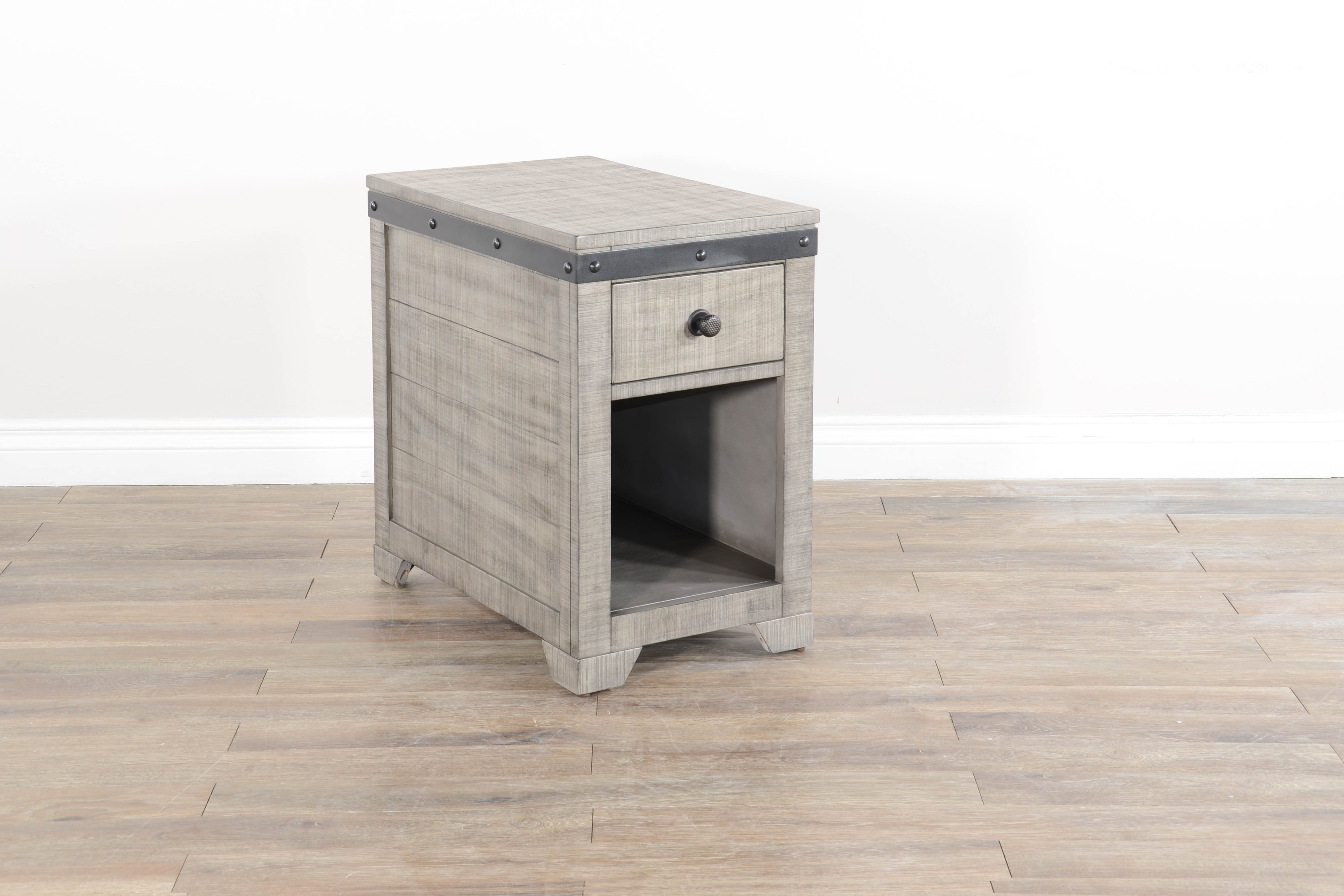 Sunny Designs Alpine Grey Chair Side Table