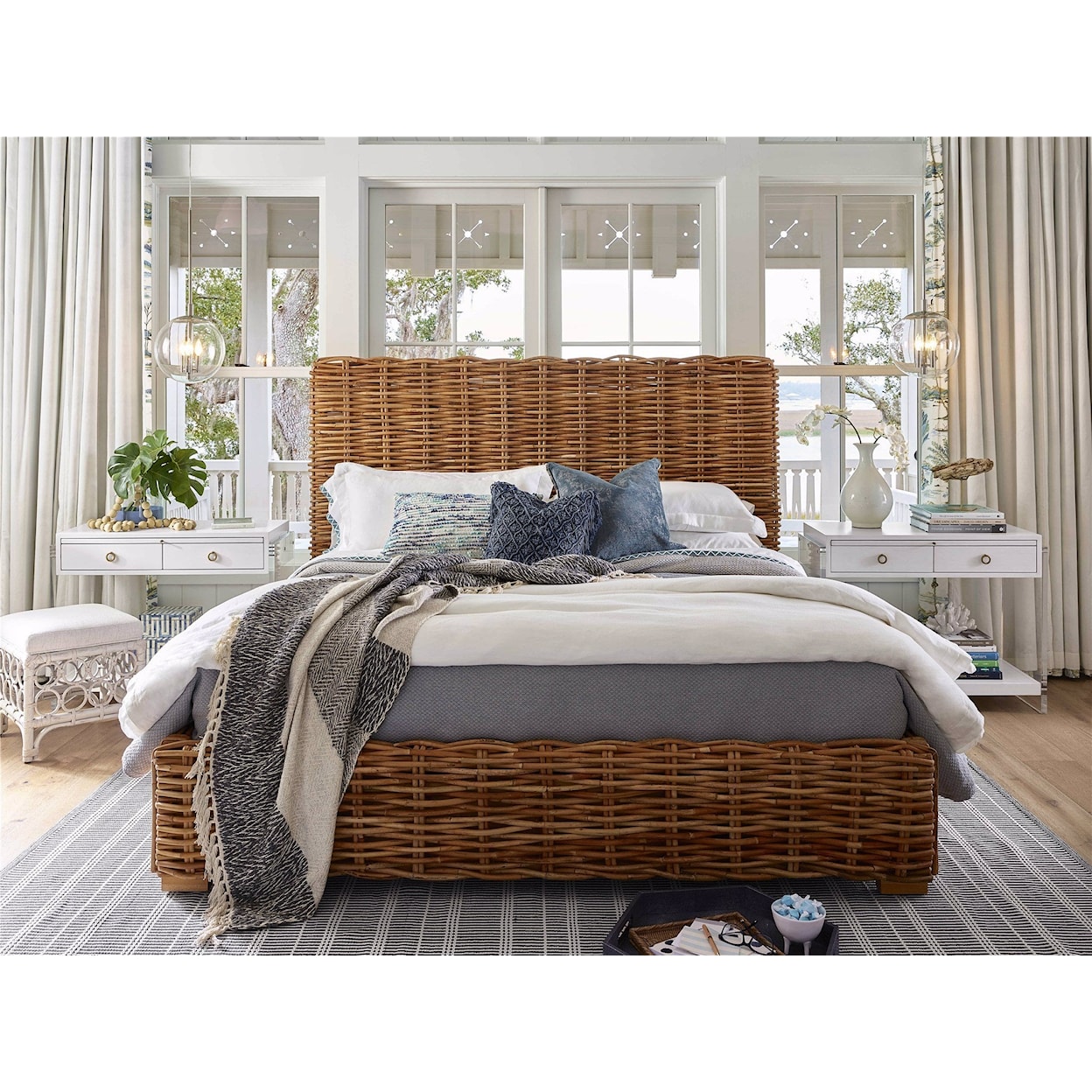 Universal Getaway Coastal Living Home Queen Bed