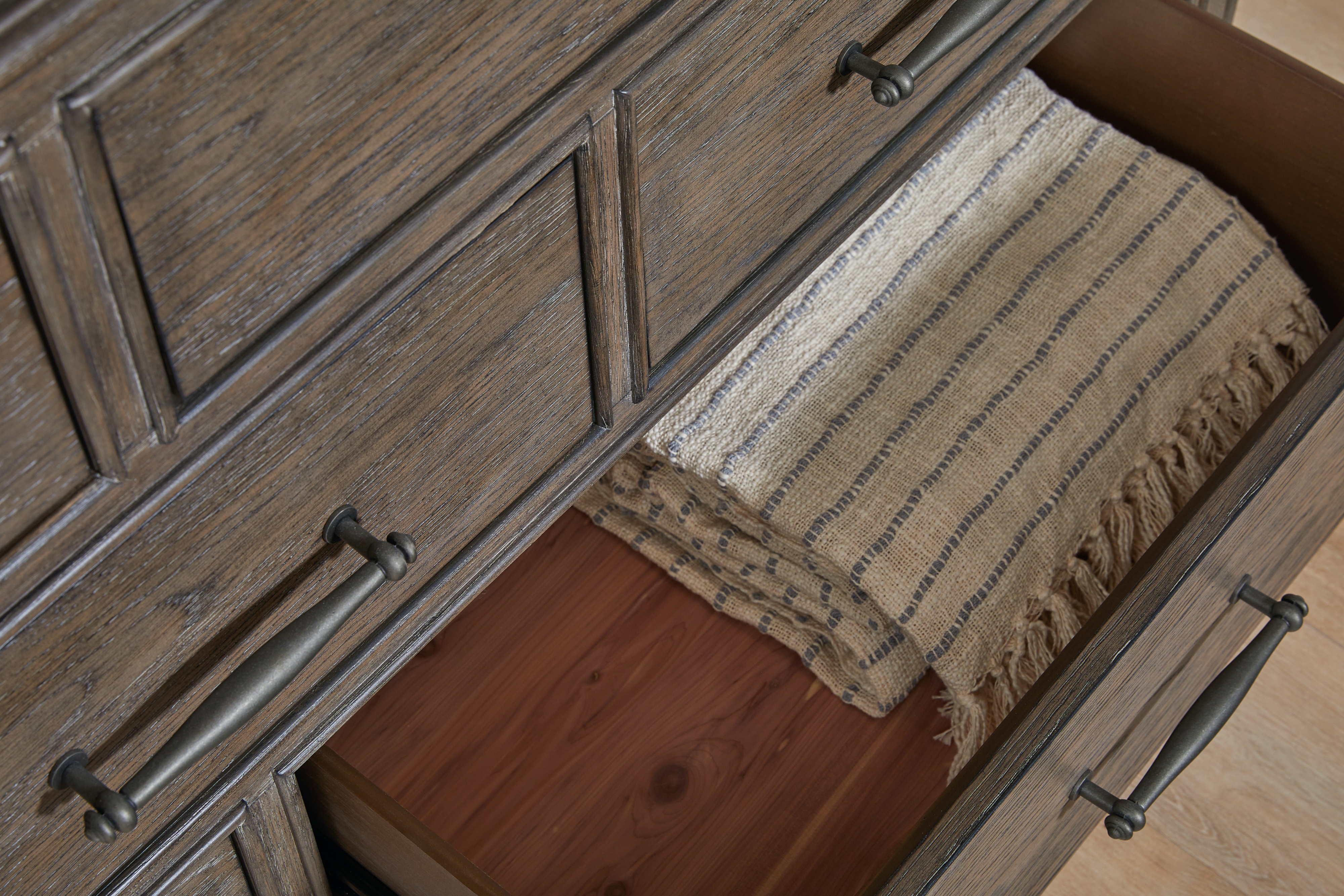 Pulaski Furniture Madison Ridge 10-Drawer Dresser