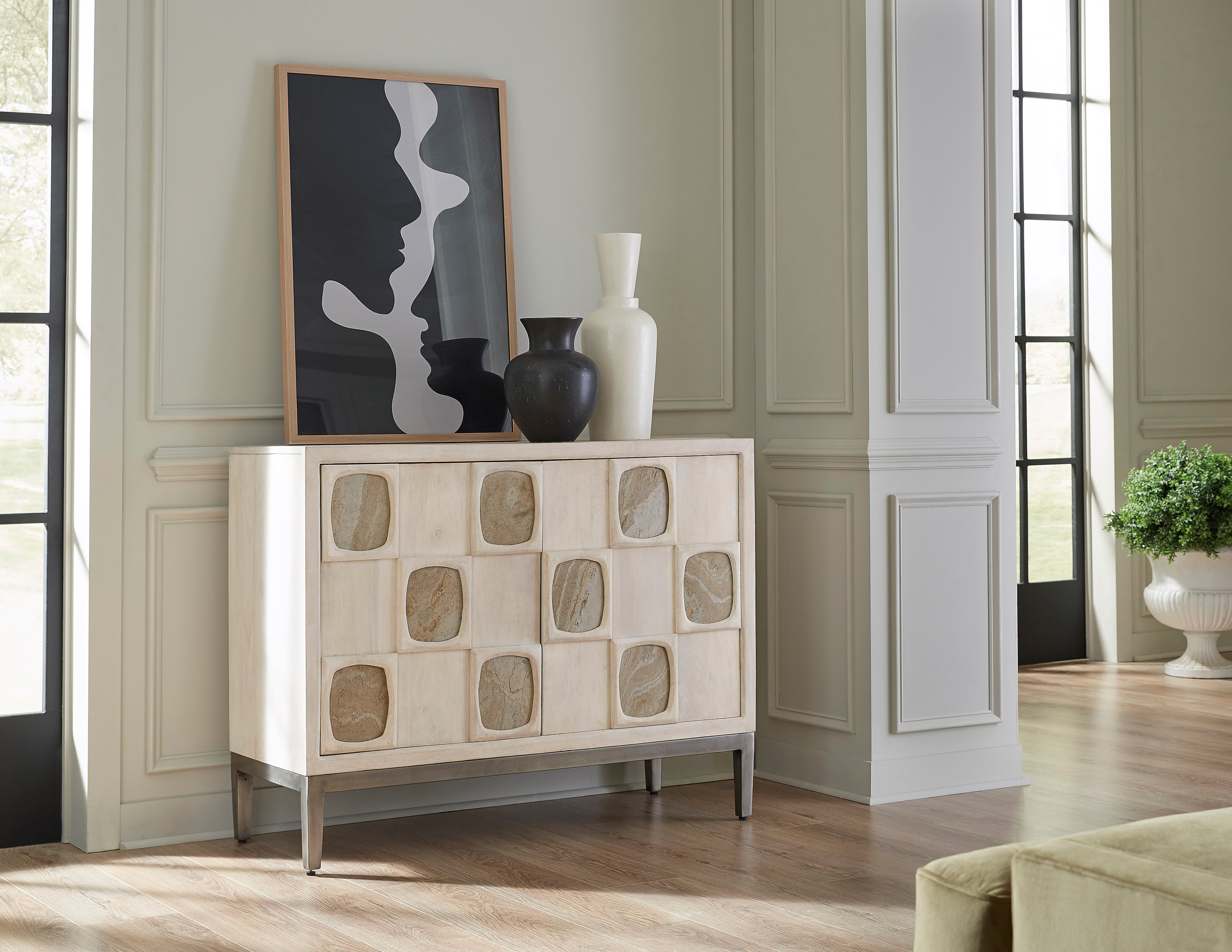 Pulaski Furniture Pulaski Accents 2-Door Bar Cabinet