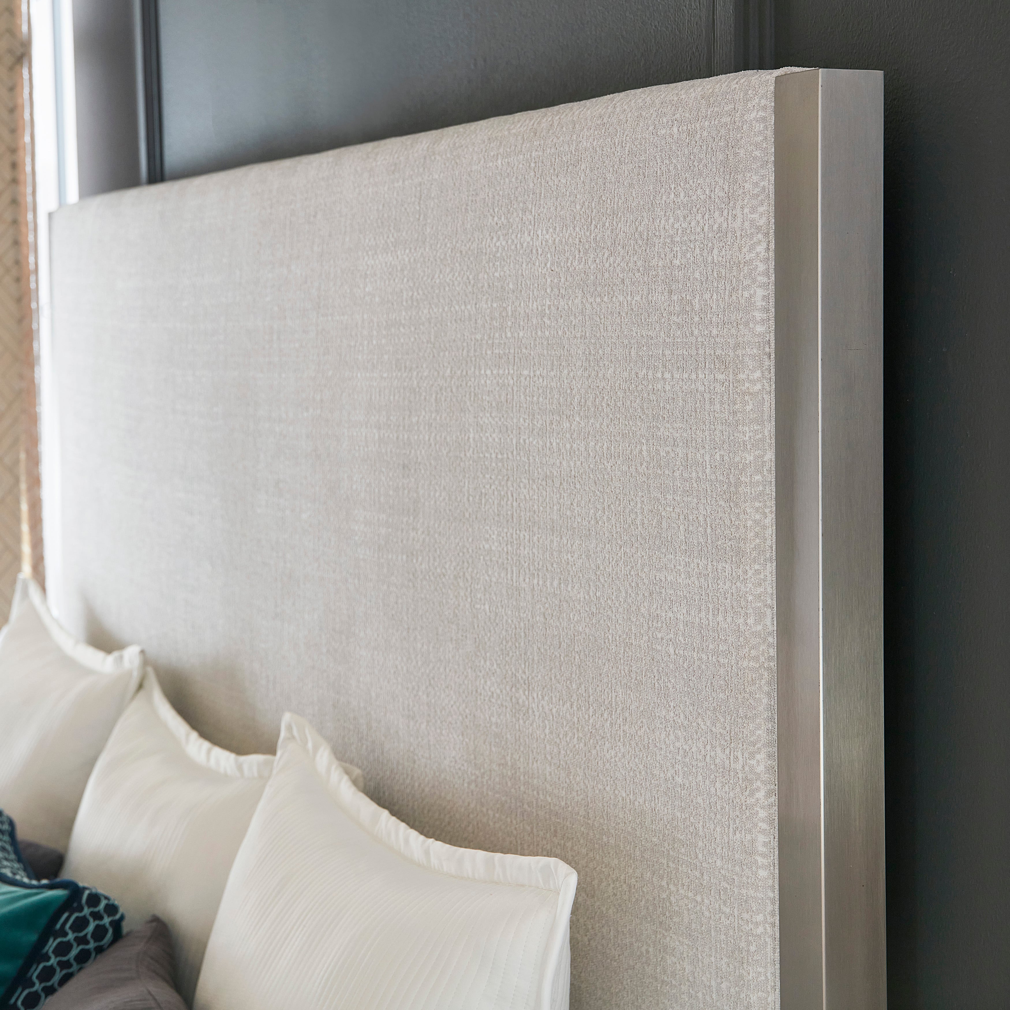 Pulaski Furniture Ashby Place Queen Upholstered Bed