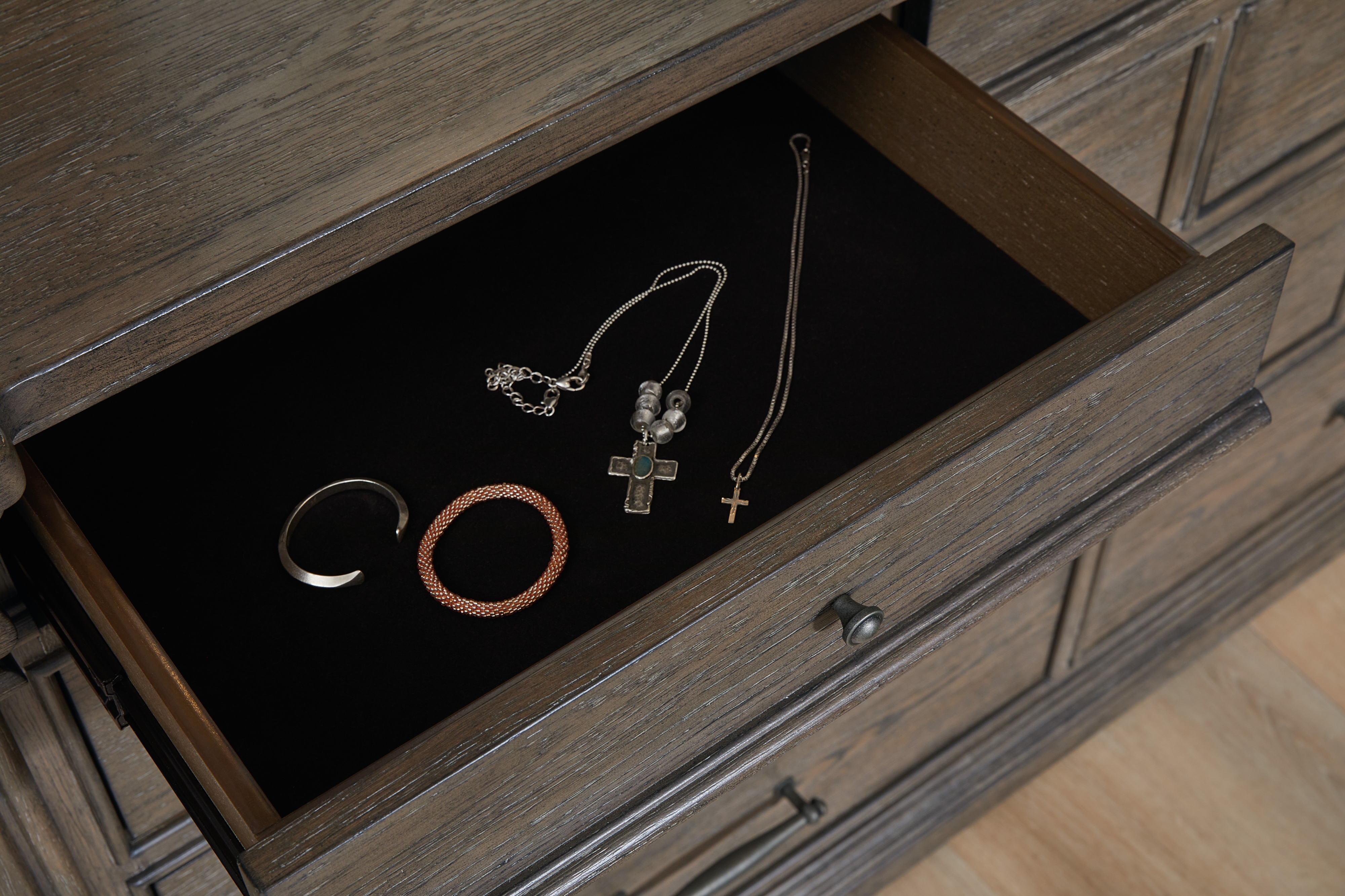 Pulaski Furniture Madison Ridge 10-Drawer Dresser