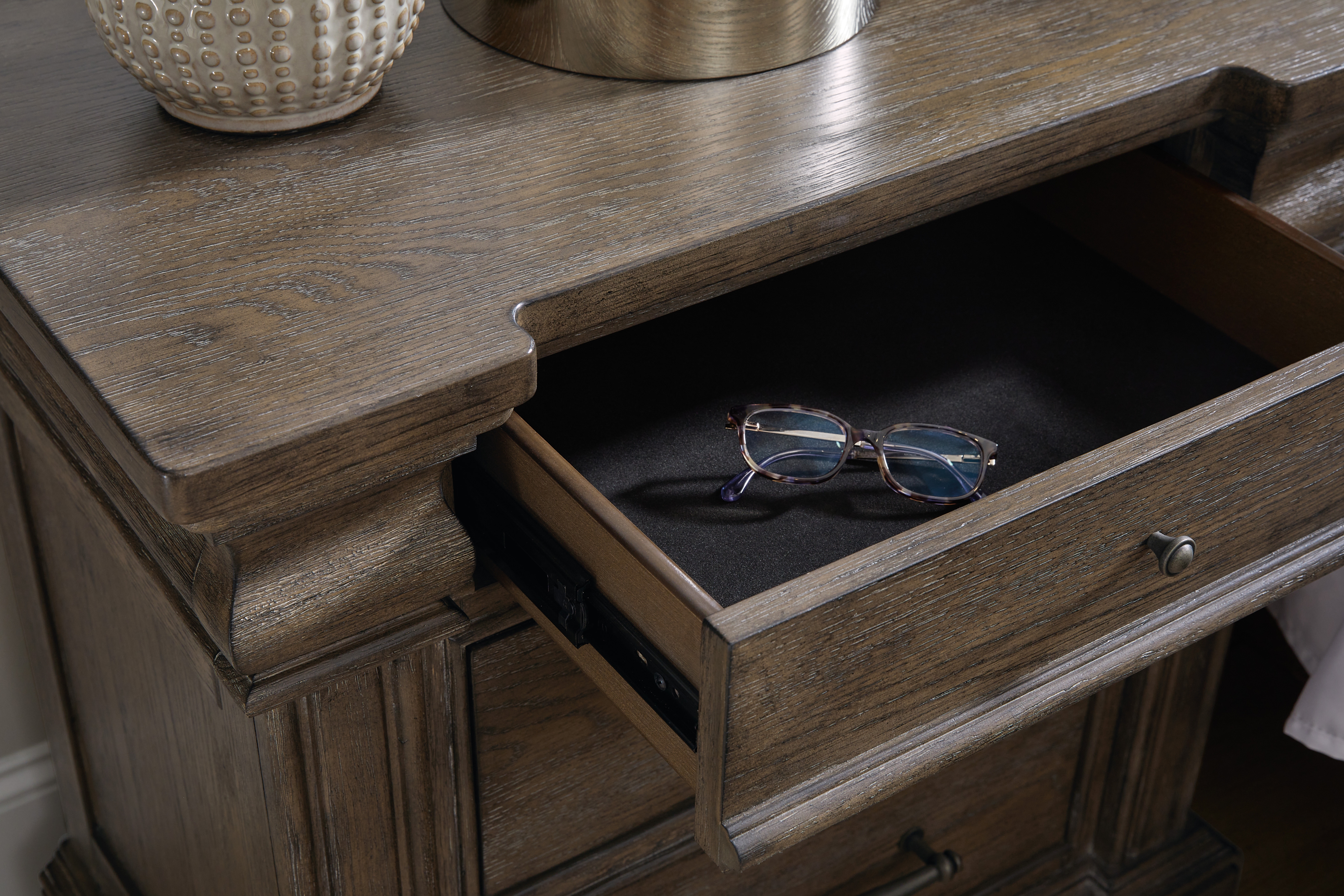 Pulaski Furniture Madison Ridge 10-Drawer Dresser