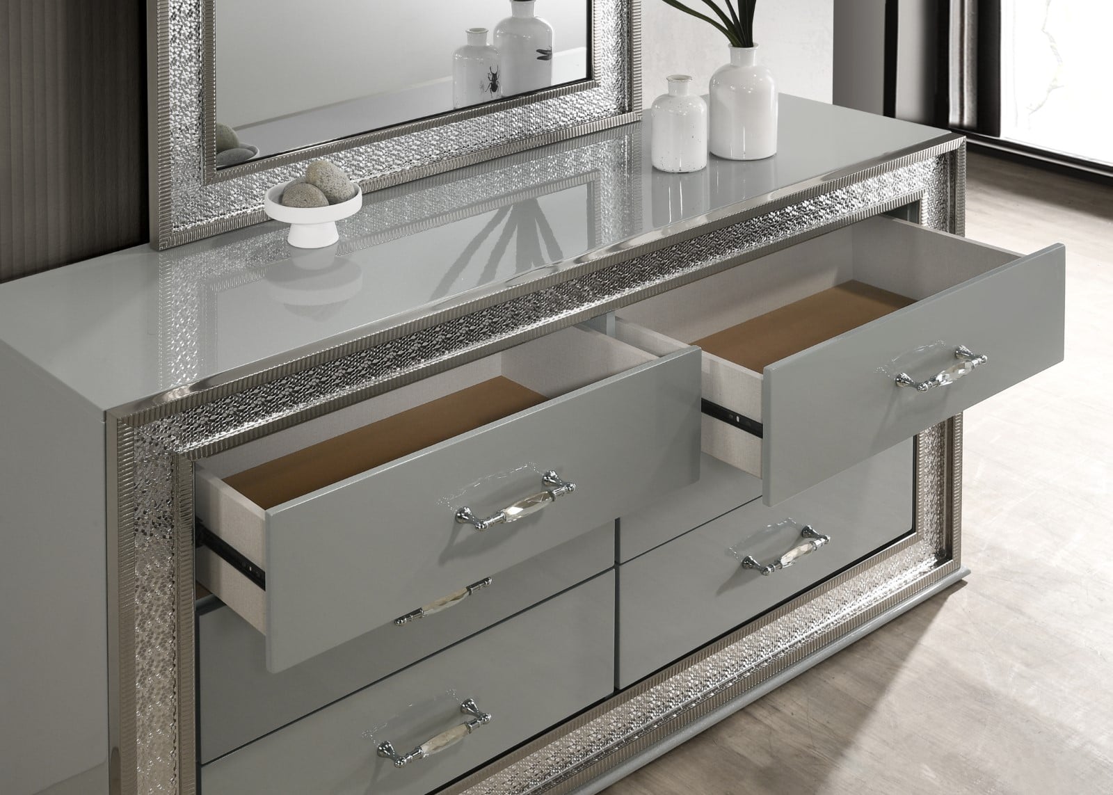 5 Pc. Queen Bedroom Set W/ Chest