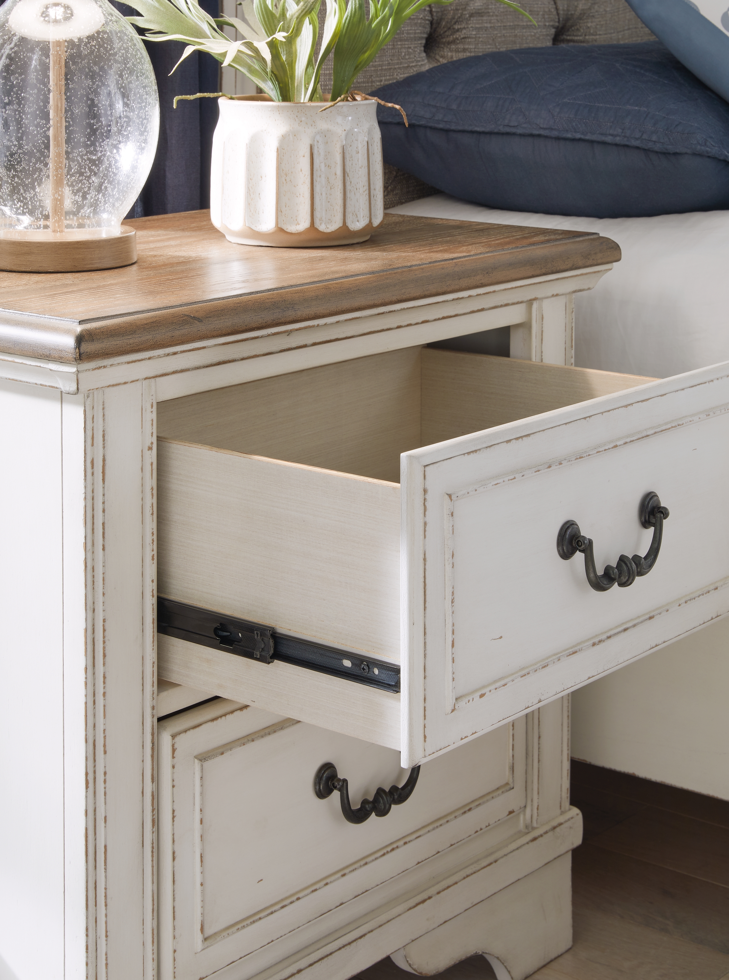 Signature Design by Ashley Blendon 2-Drawer Nightstand
