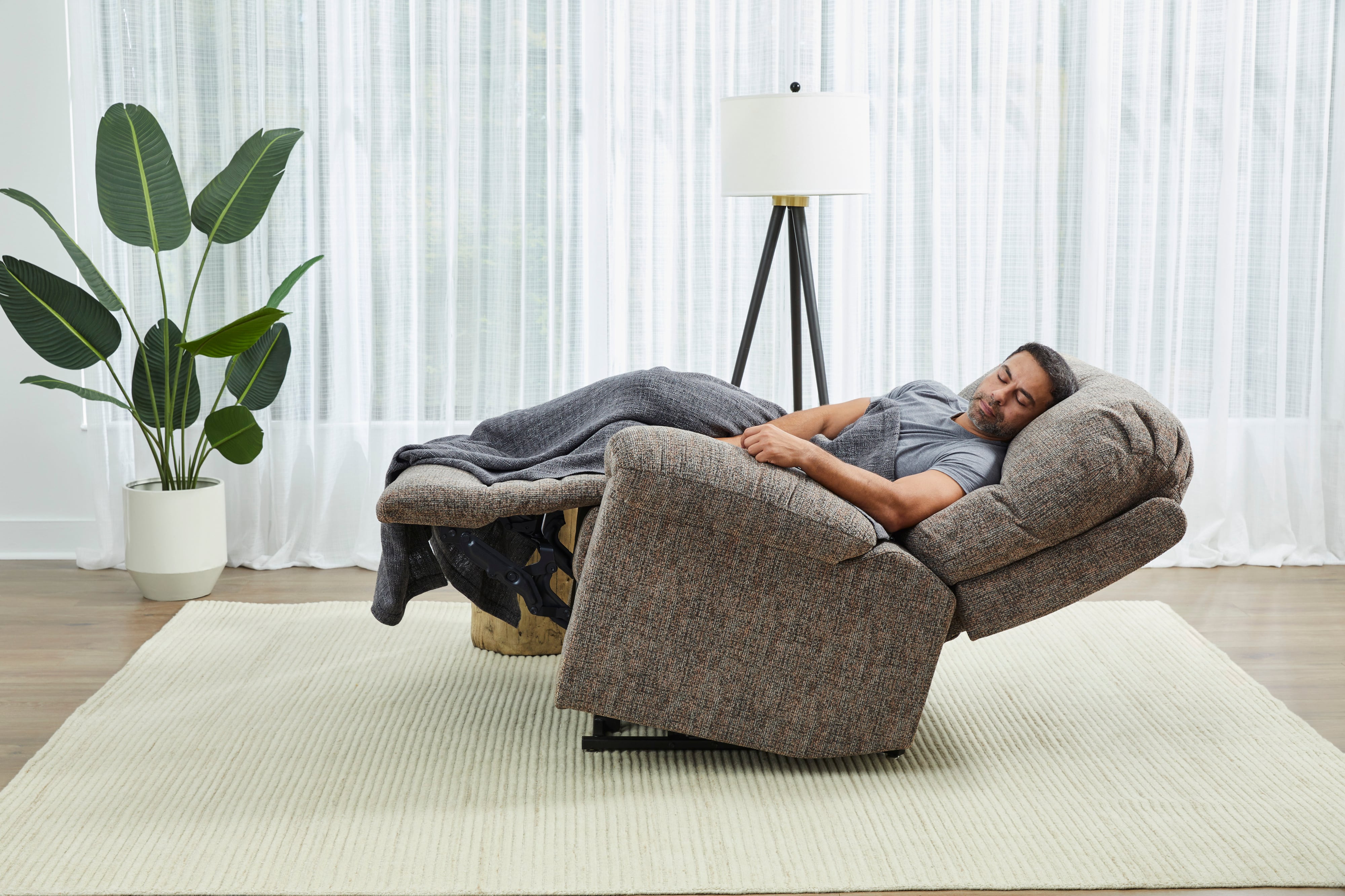 Best Home Furnishings Badge Power Head Tilt Zero Gravity Recliner