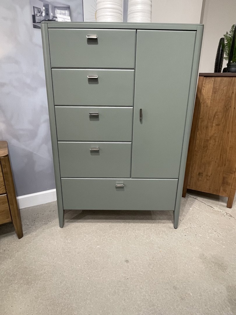 Gentlemen's Chest w/Adj. Shelves