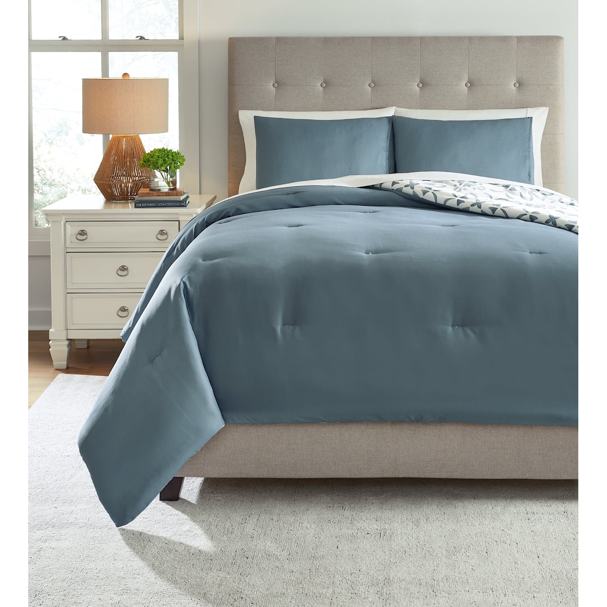 Benchcraft Adason King Comforter Set