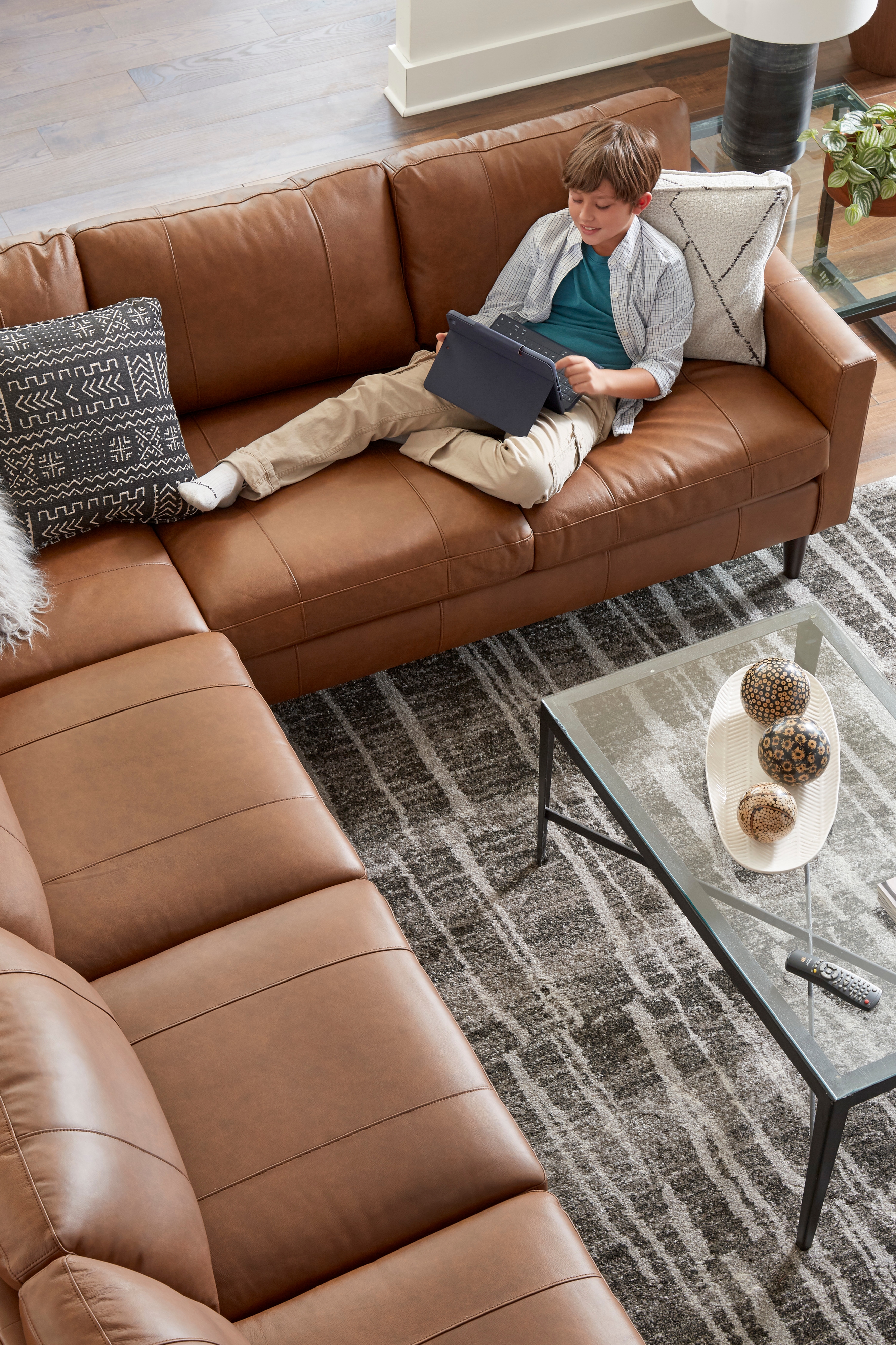 Best Home Furnishings Trafton Leather Sectional Sofa w/ Chaise & Wood Feet