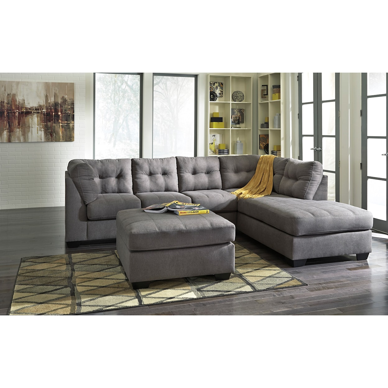 Benchcraft Maier Sectional with Right Arm Facing Chaise