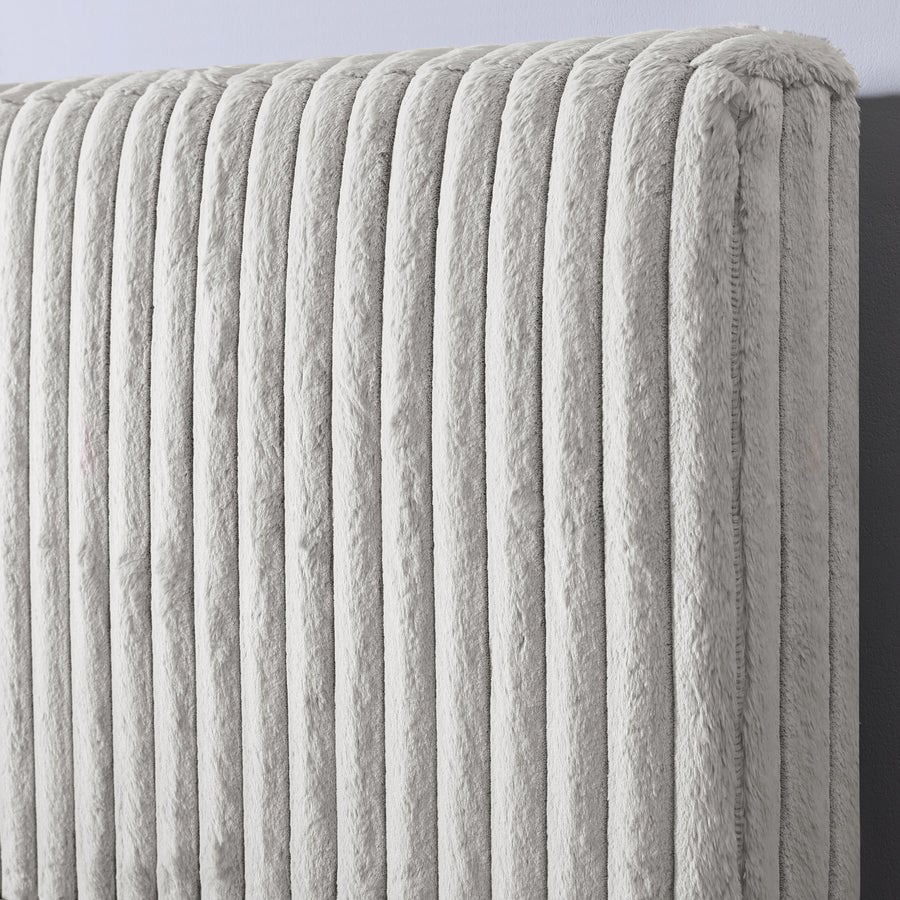 Legends Furniture Bridger Upholstered Queen Panel Bed