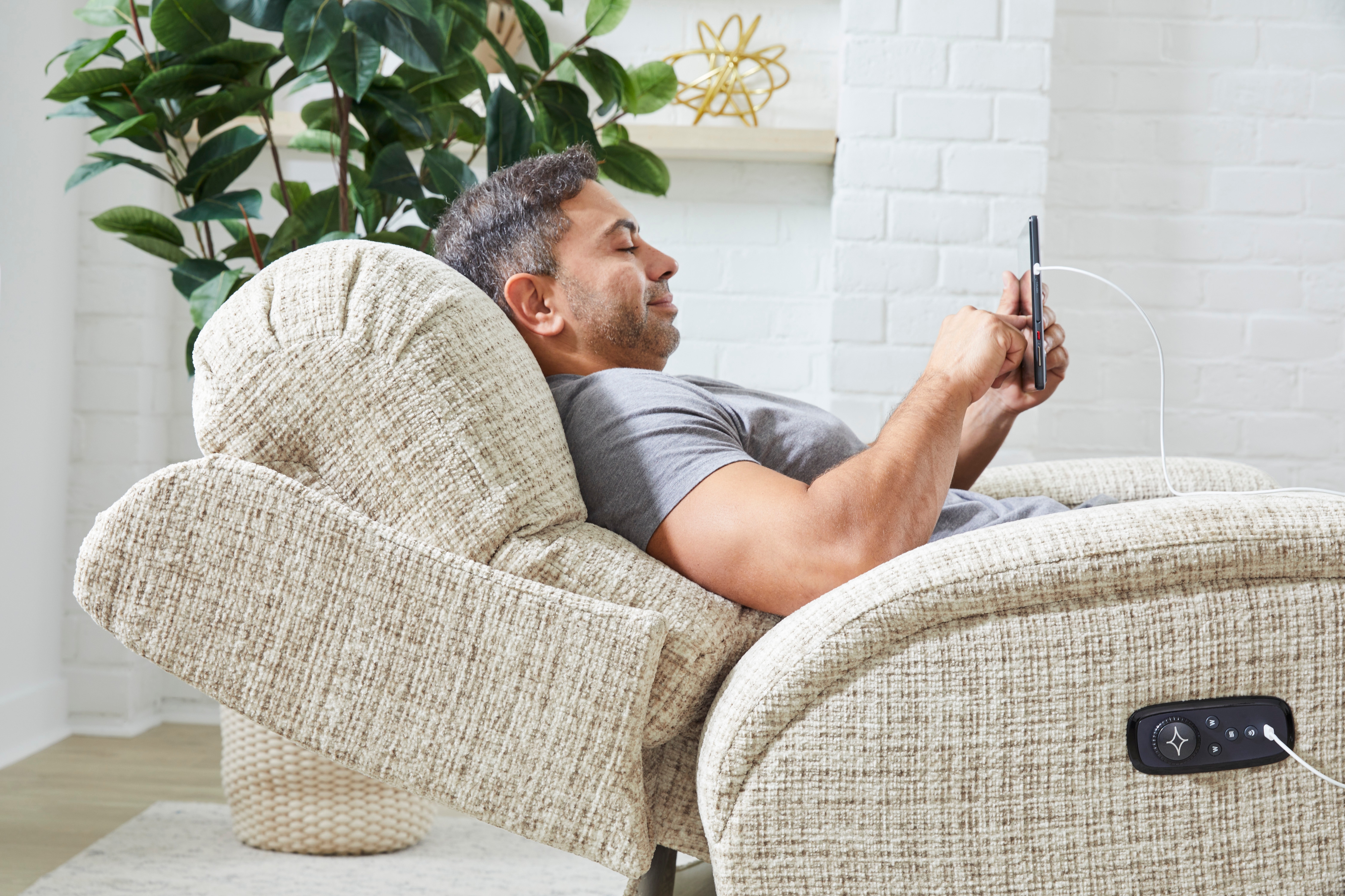 Best Home Furnishings Maverly Power Swivel Glider Recliner