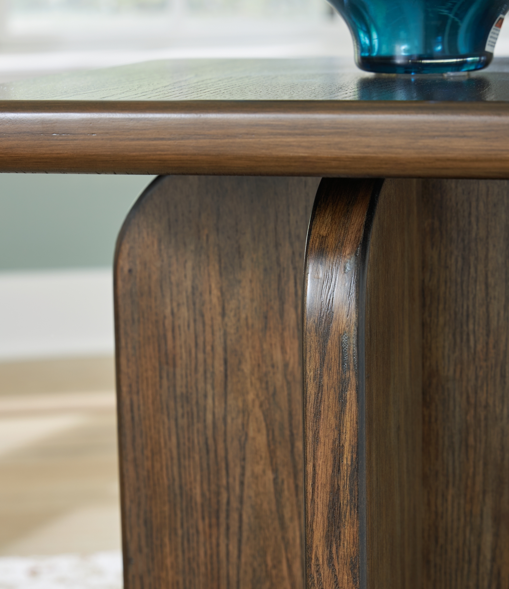 Signature Design by Ashley Aviemore 2-Piece Sectional, Table Set And Lamp