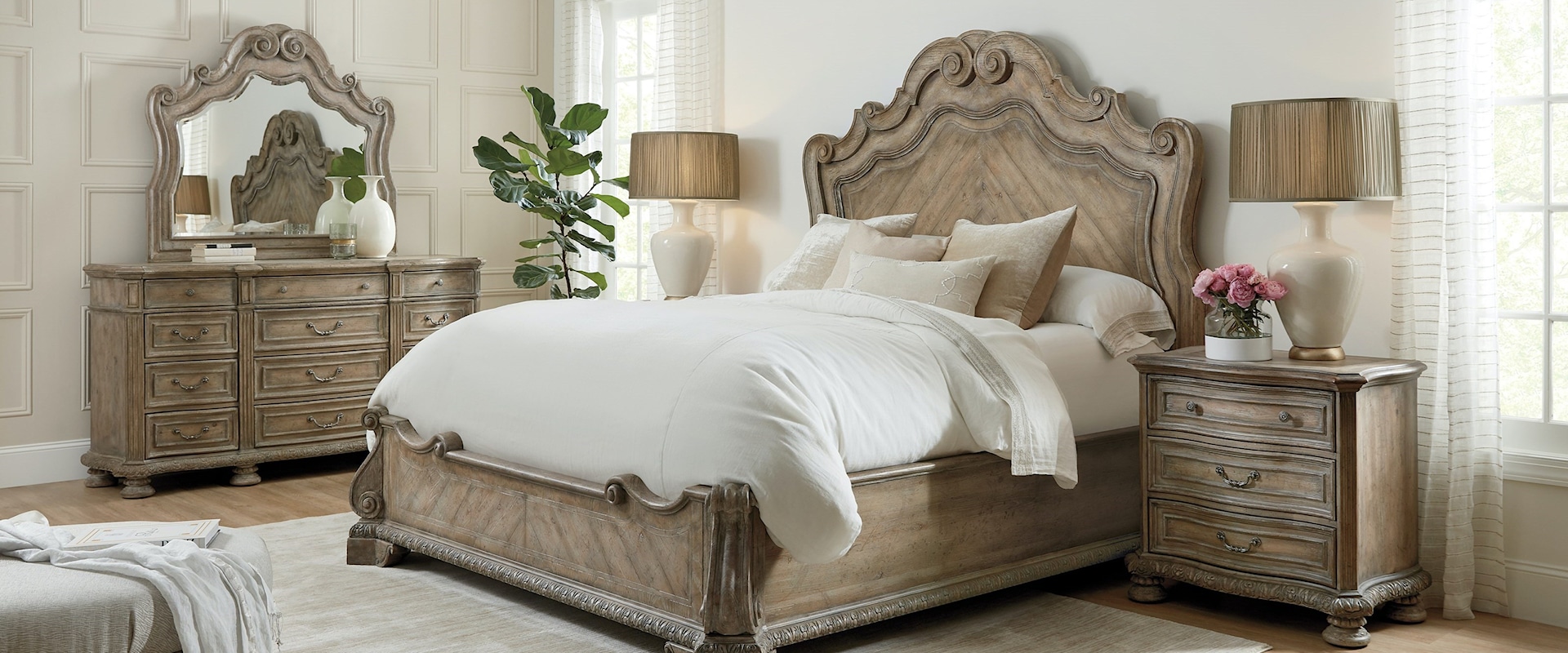 Traditional 4-Piece King Bedroom Set with Arched Headboard