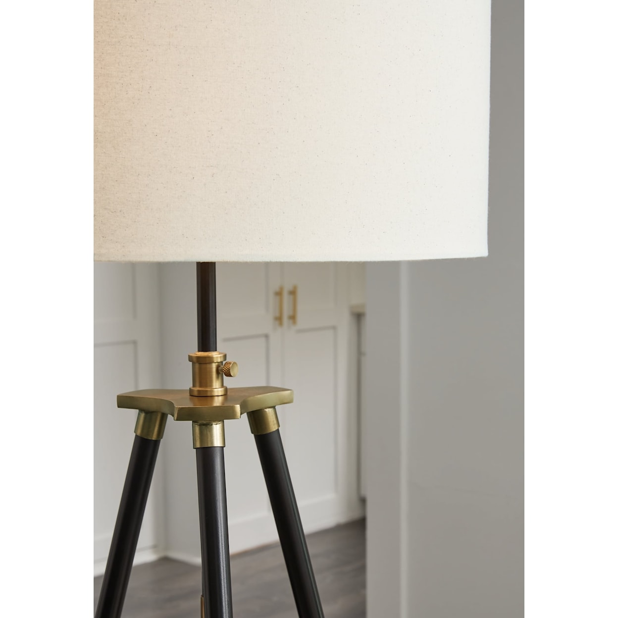 Signature Design Cashner Metal Floor Lamp