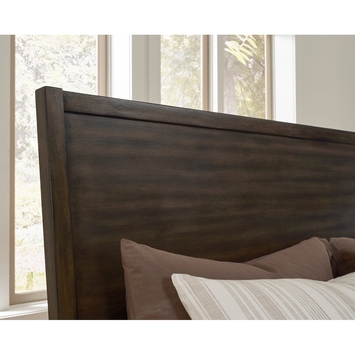 Signature Design by Ashley Wittland Queen Panel Bed