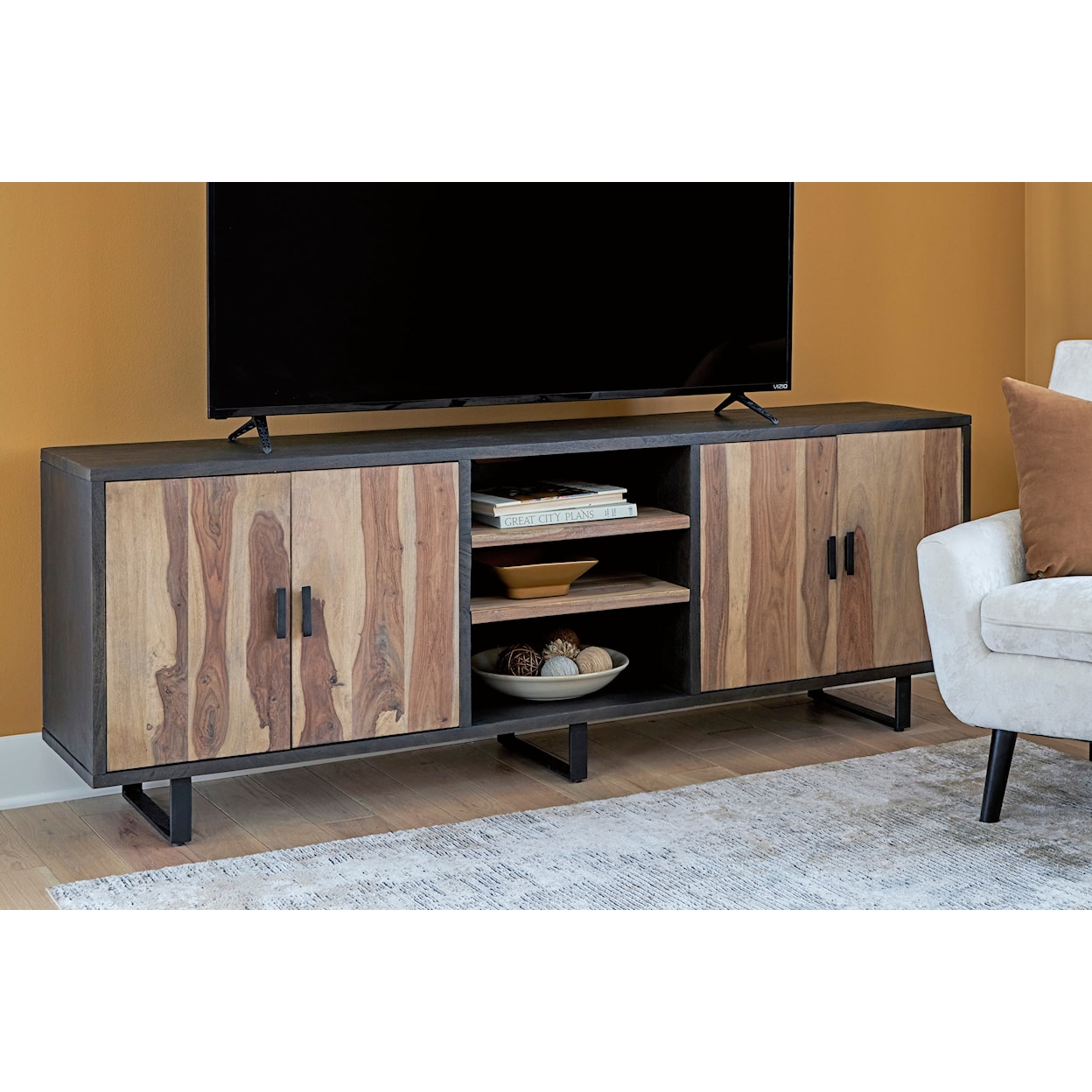 Benchcraft Bellwick Casual TV Stand