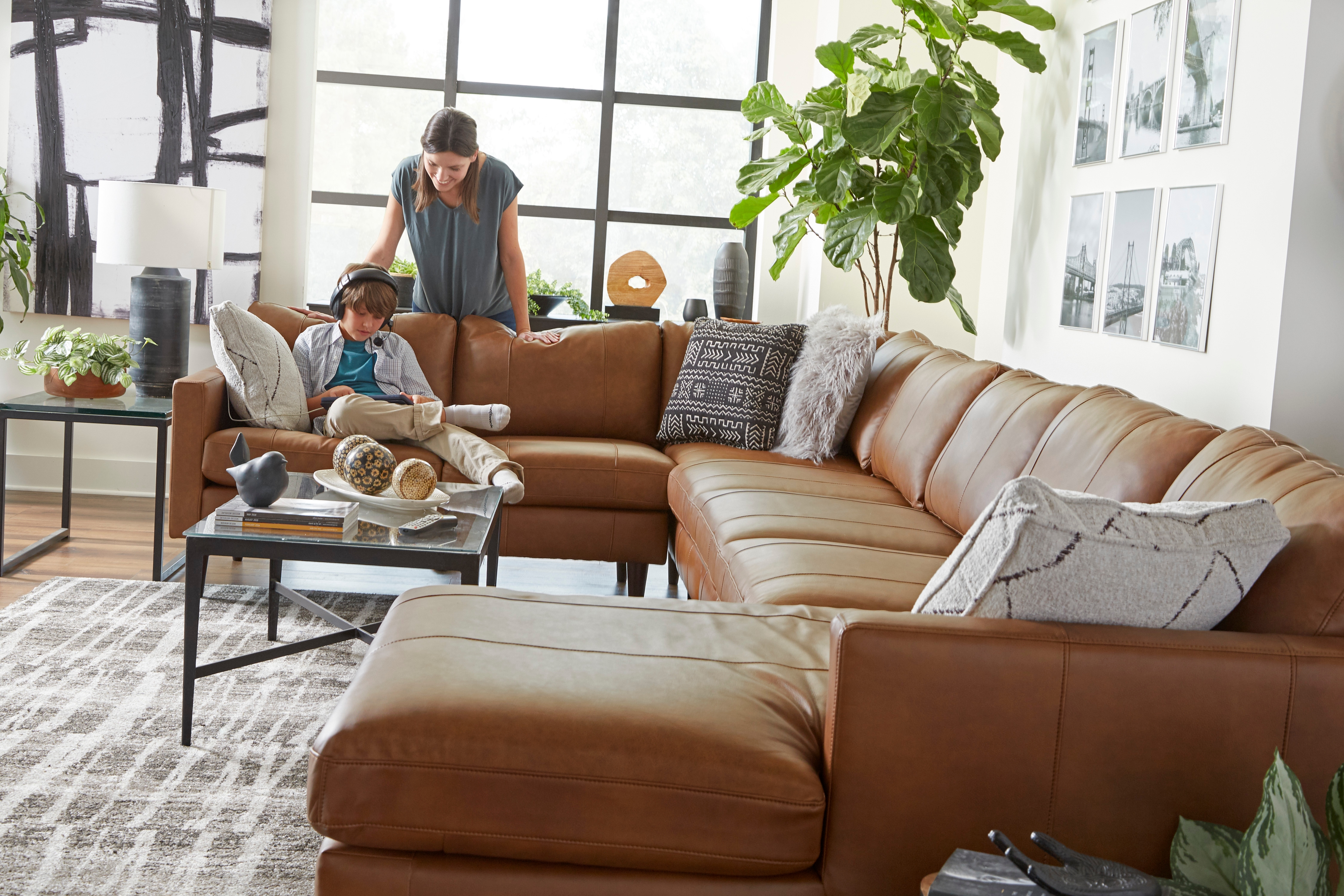 Best Home Furnishings Trafton Leather 6-Seat Sectional Sofa w/ Chaise