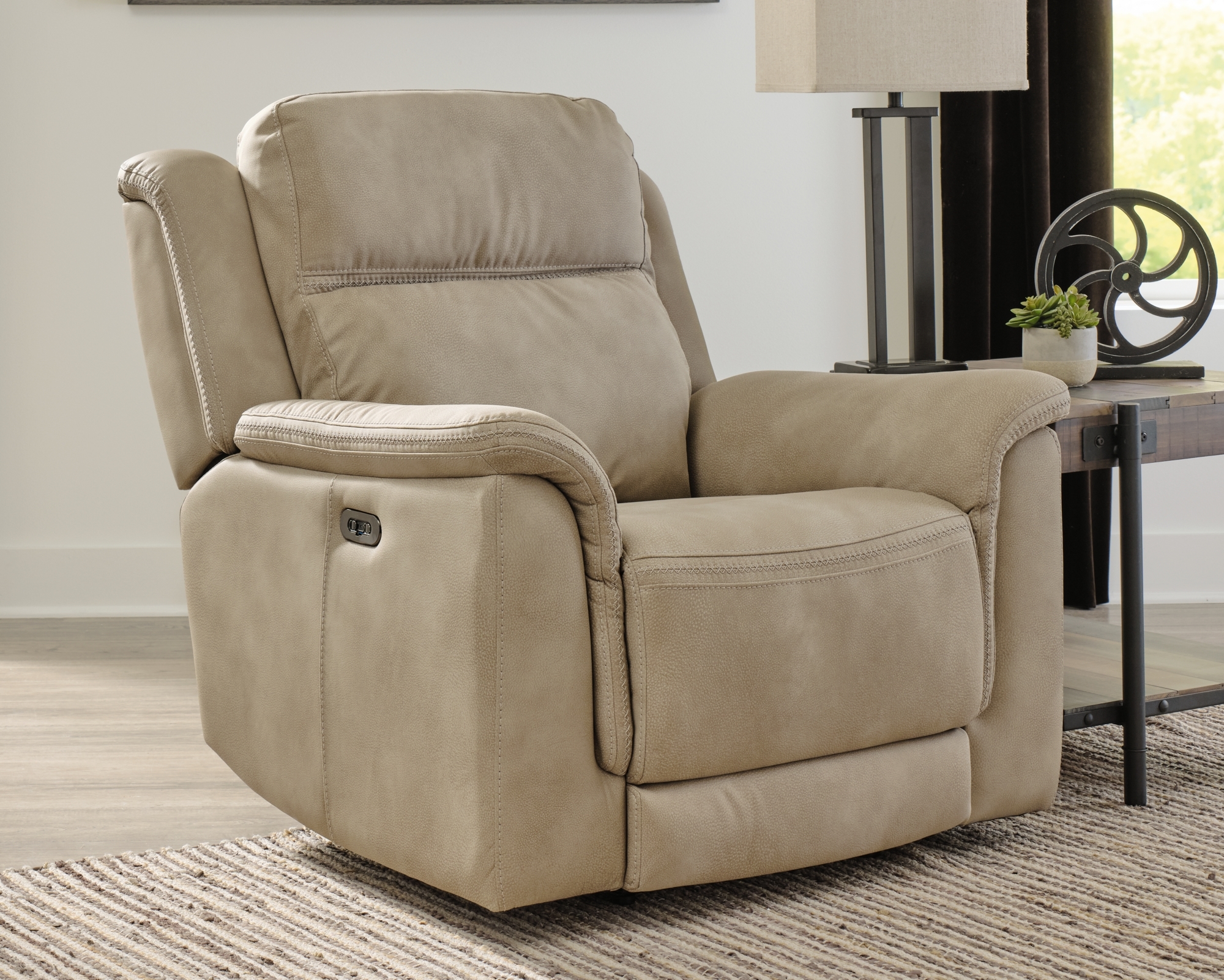 Pwr Recliner/Adj Headrest