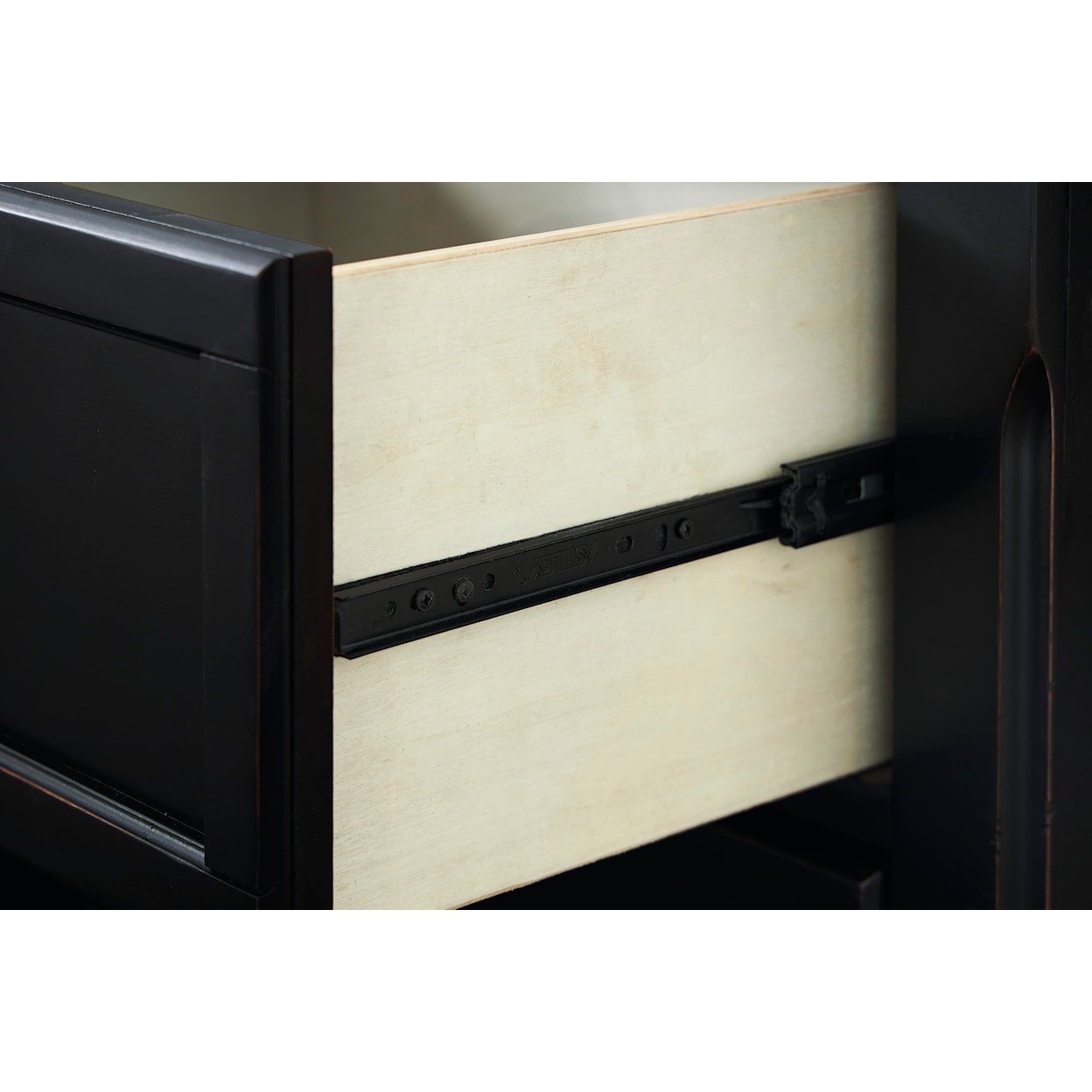 Signature Design by Ashley Furniture Chylanta Chest of Drawers