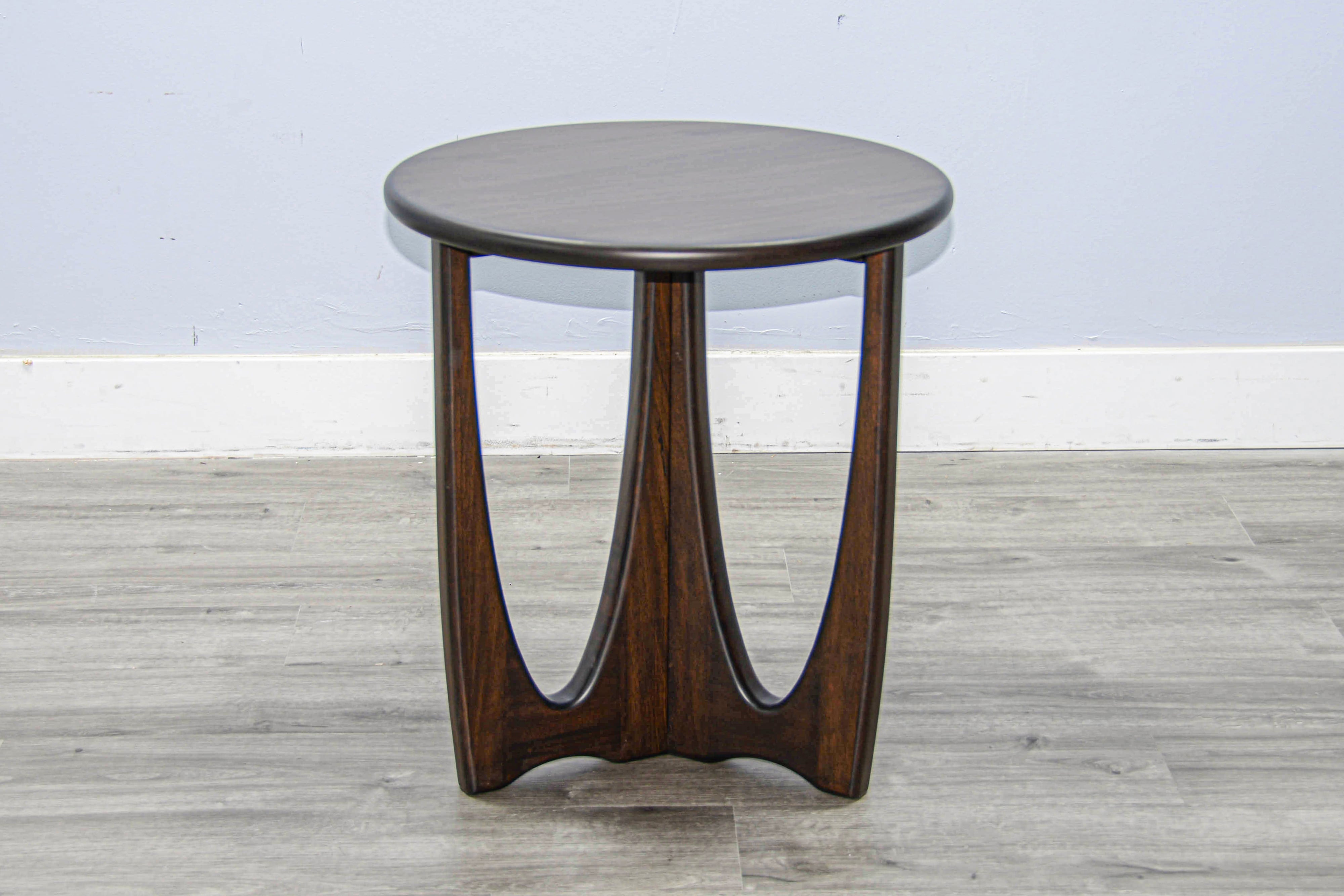 Sunny Designs Sinatra Chairside Table