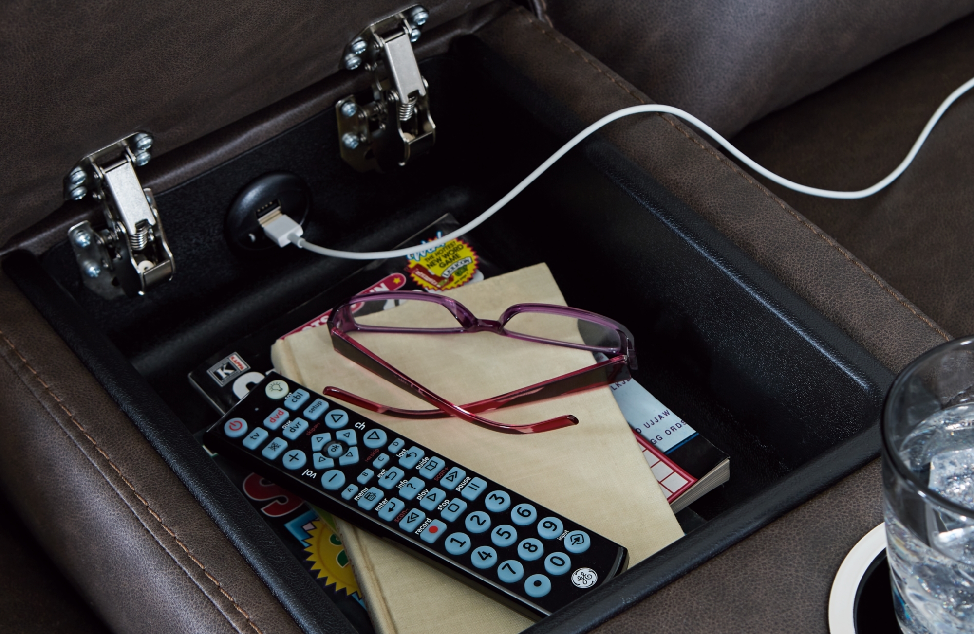 Signature Design by Ashley Lavenhorne Reclining Loveseat With Console