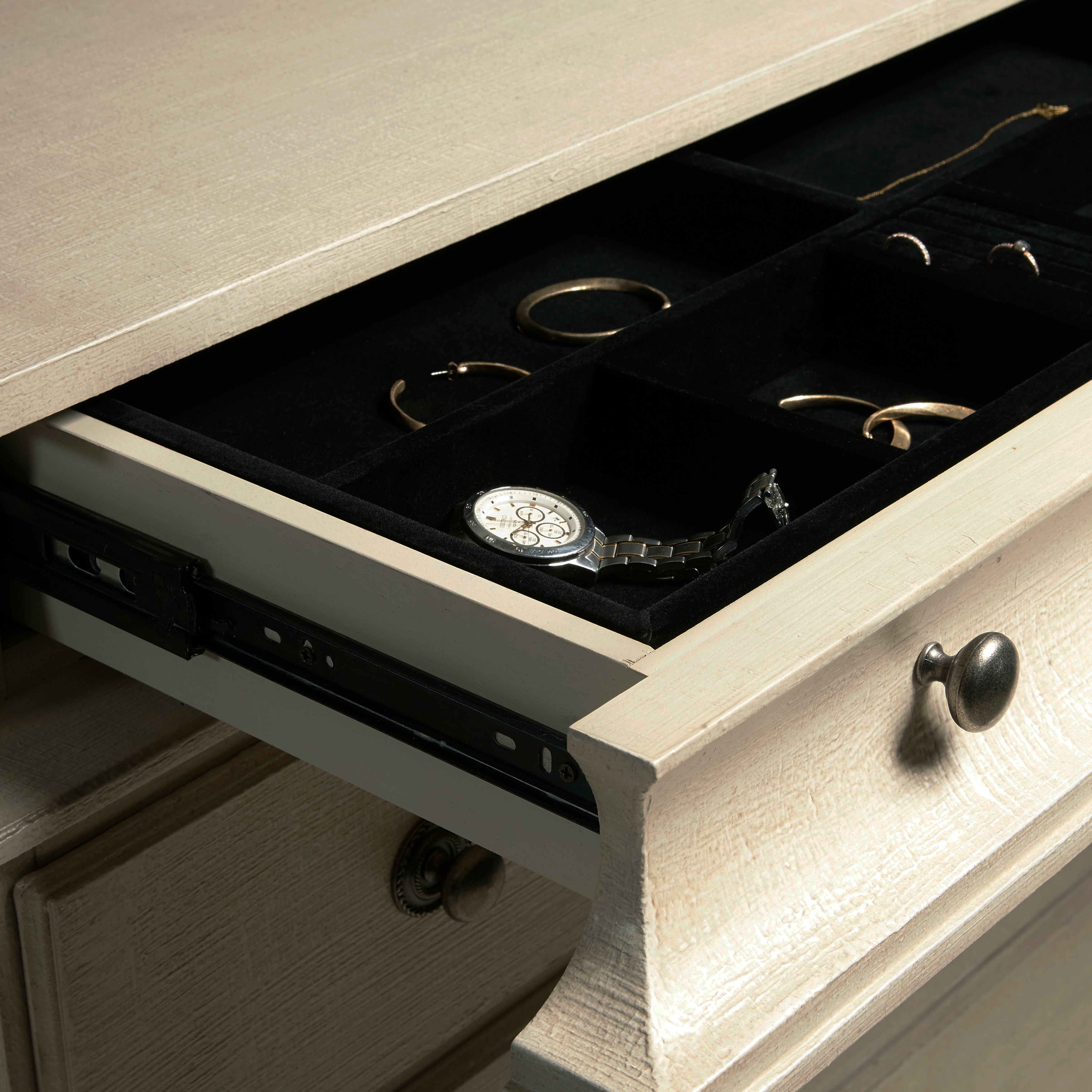 Pulaski Furniture Pulaski Accents 5-Drawer Bachelor's Bedroom Chest