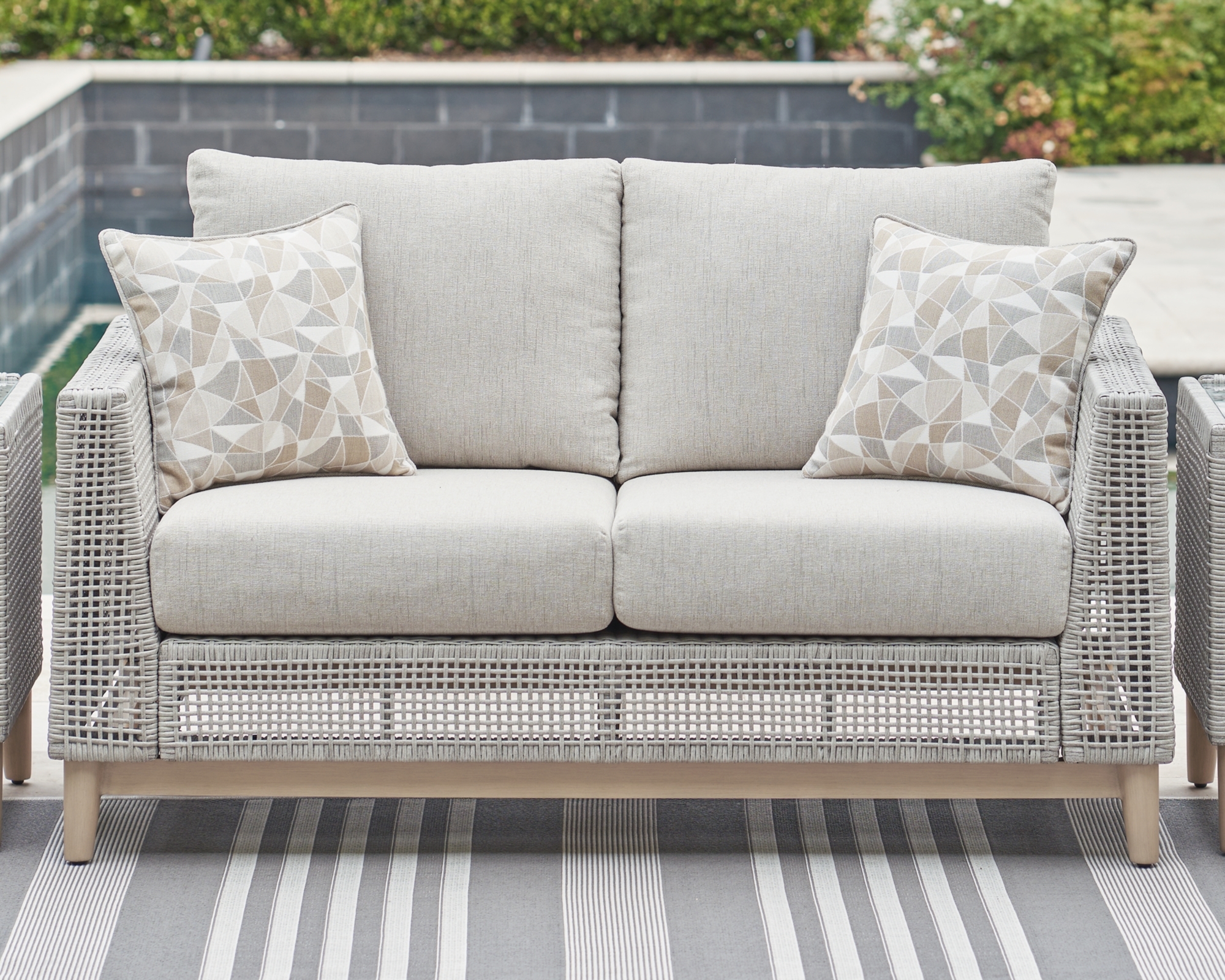 Loveseat W/Cushion