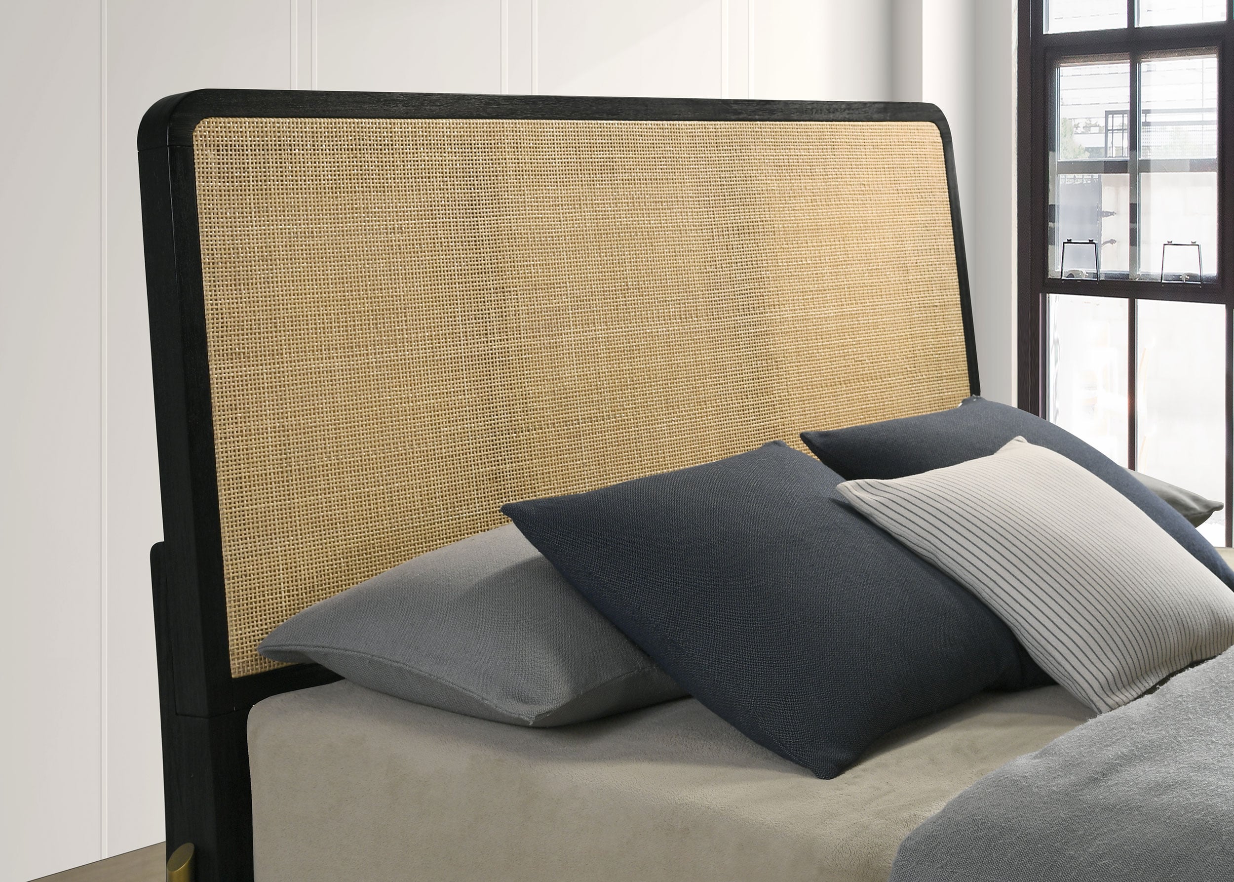 Coaster Arini Rattan King Panel Bed