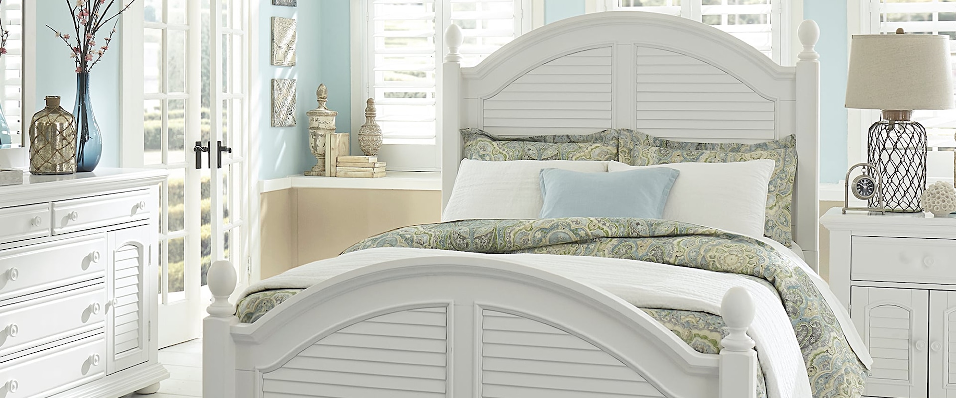 5-Piece Cottage Queen Poster Bedroom Set