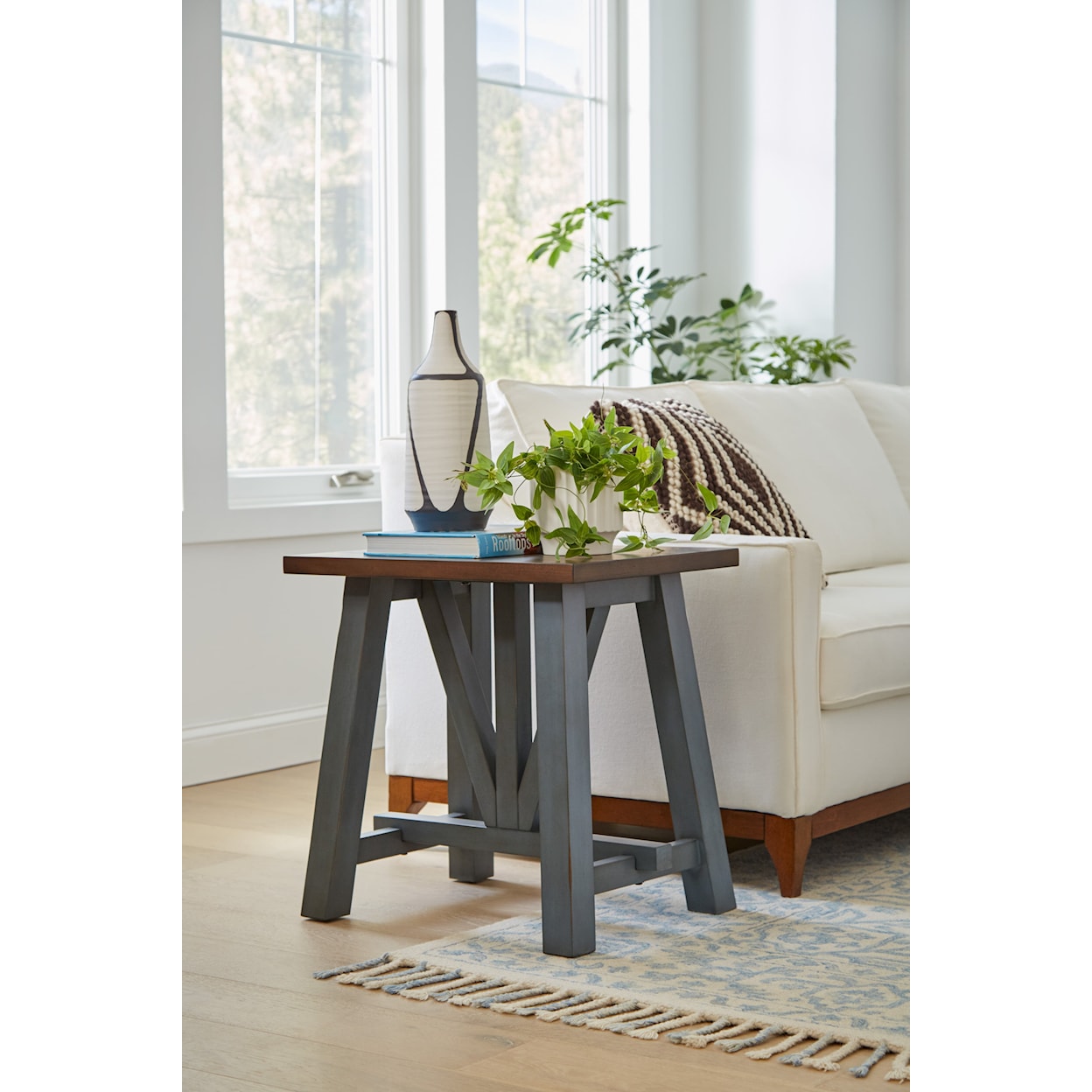 Aspenhome Pinebrook Chairside Table