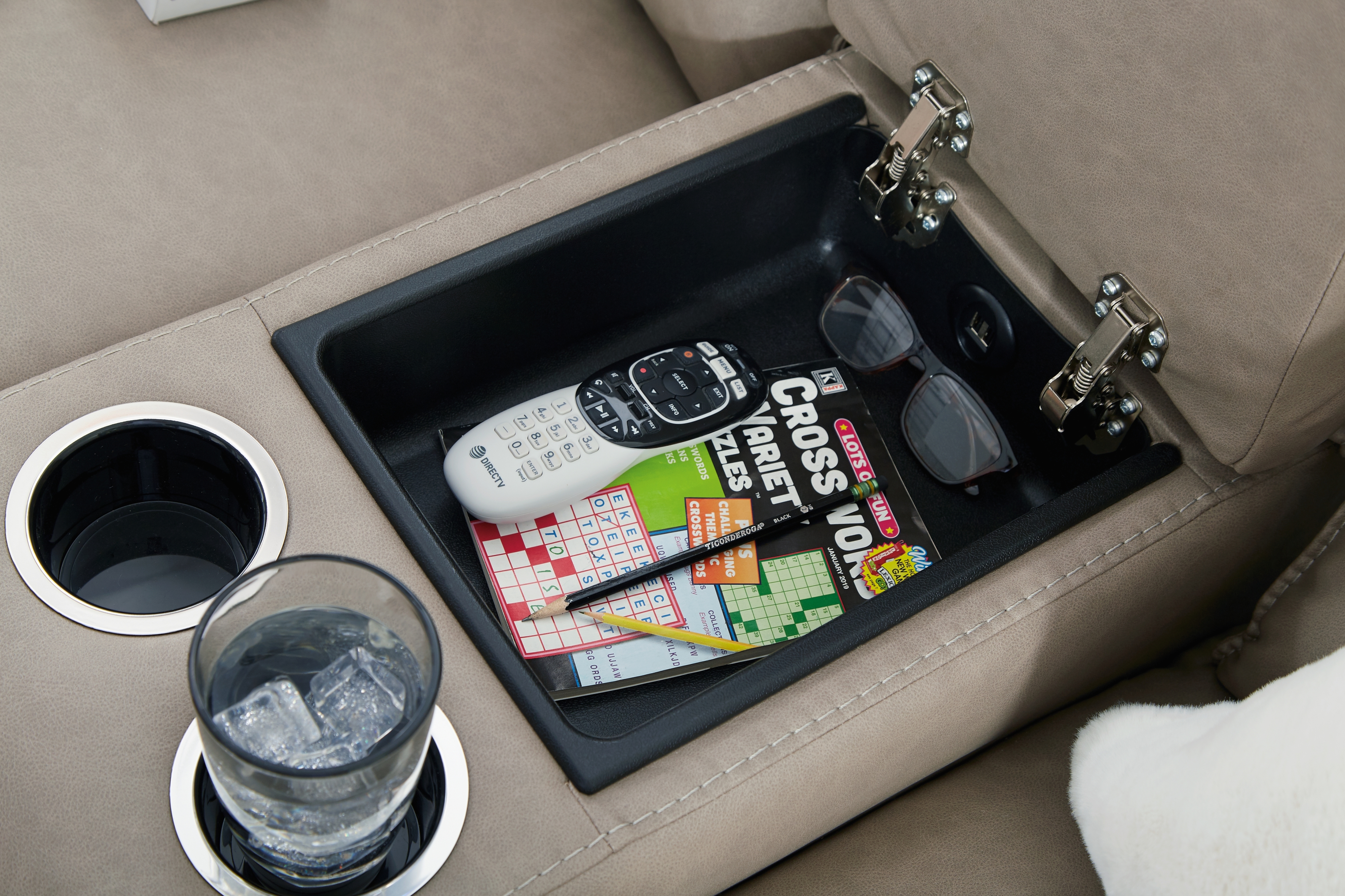 Signature Design by Ashley Lavenhorne Reclining Loveseat With Console