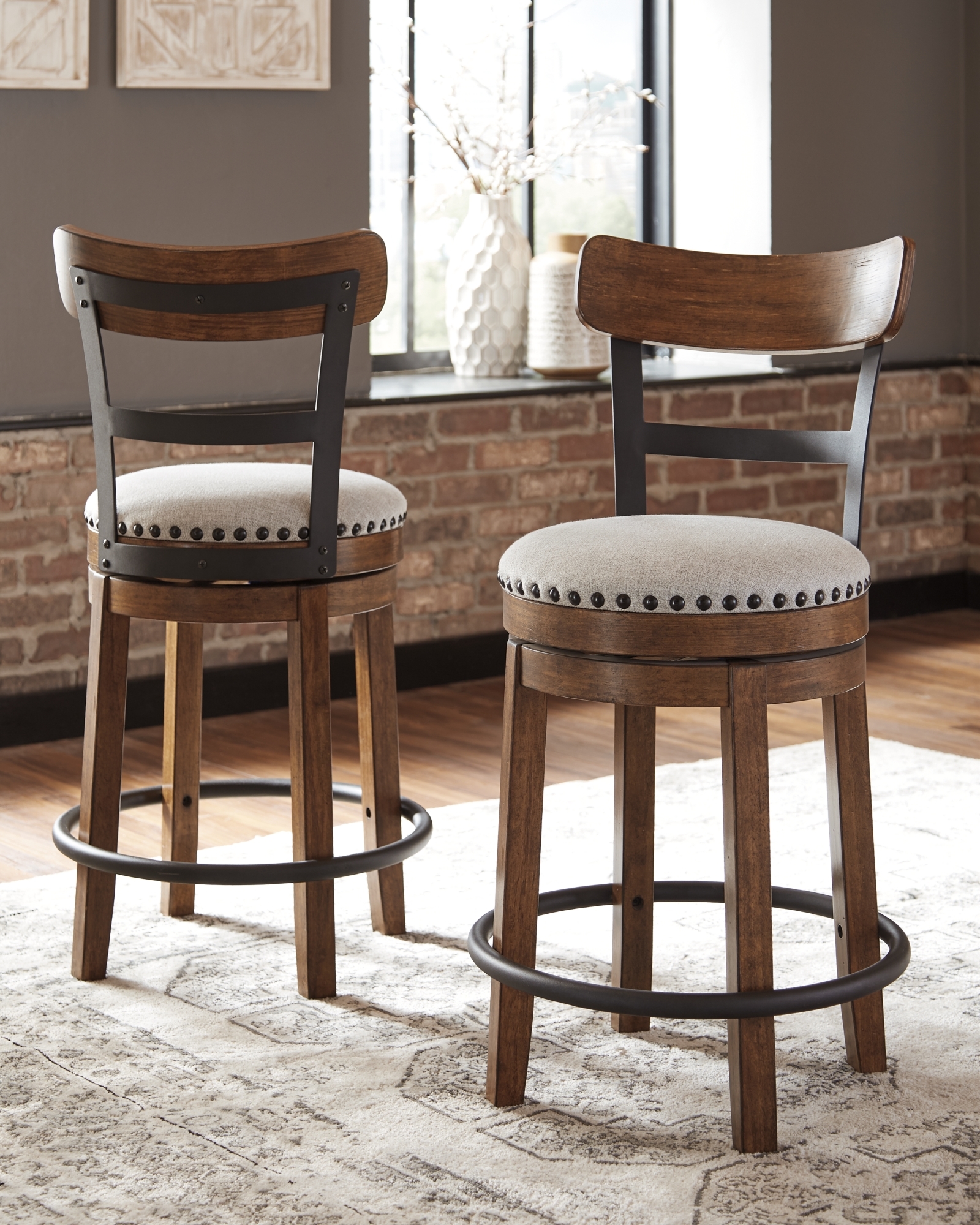 Signature Design by Ashley Valebeck Uph Swivel Barstool (1/Cn)