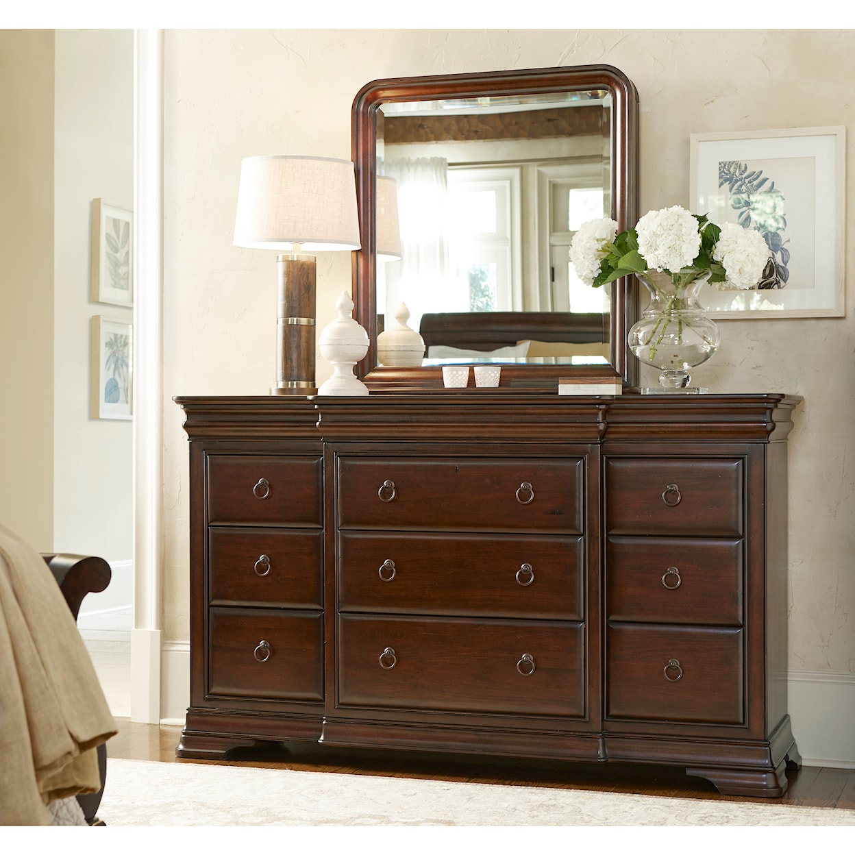 Universal Reprise Dresser