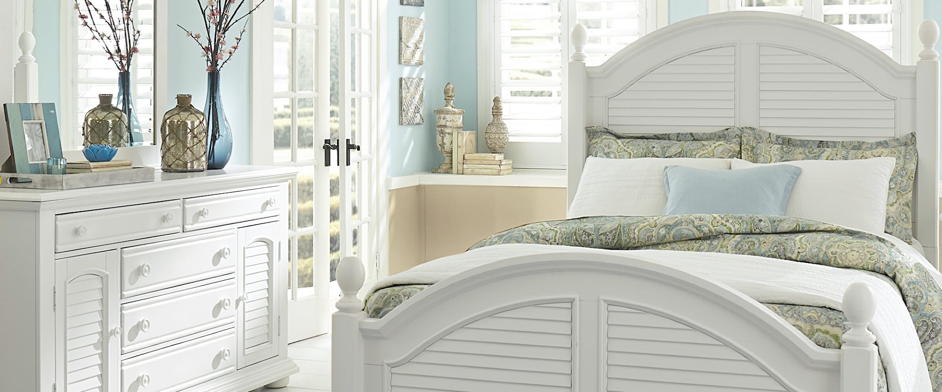 4-Piece Cottage Queen Poster Bedroom Set