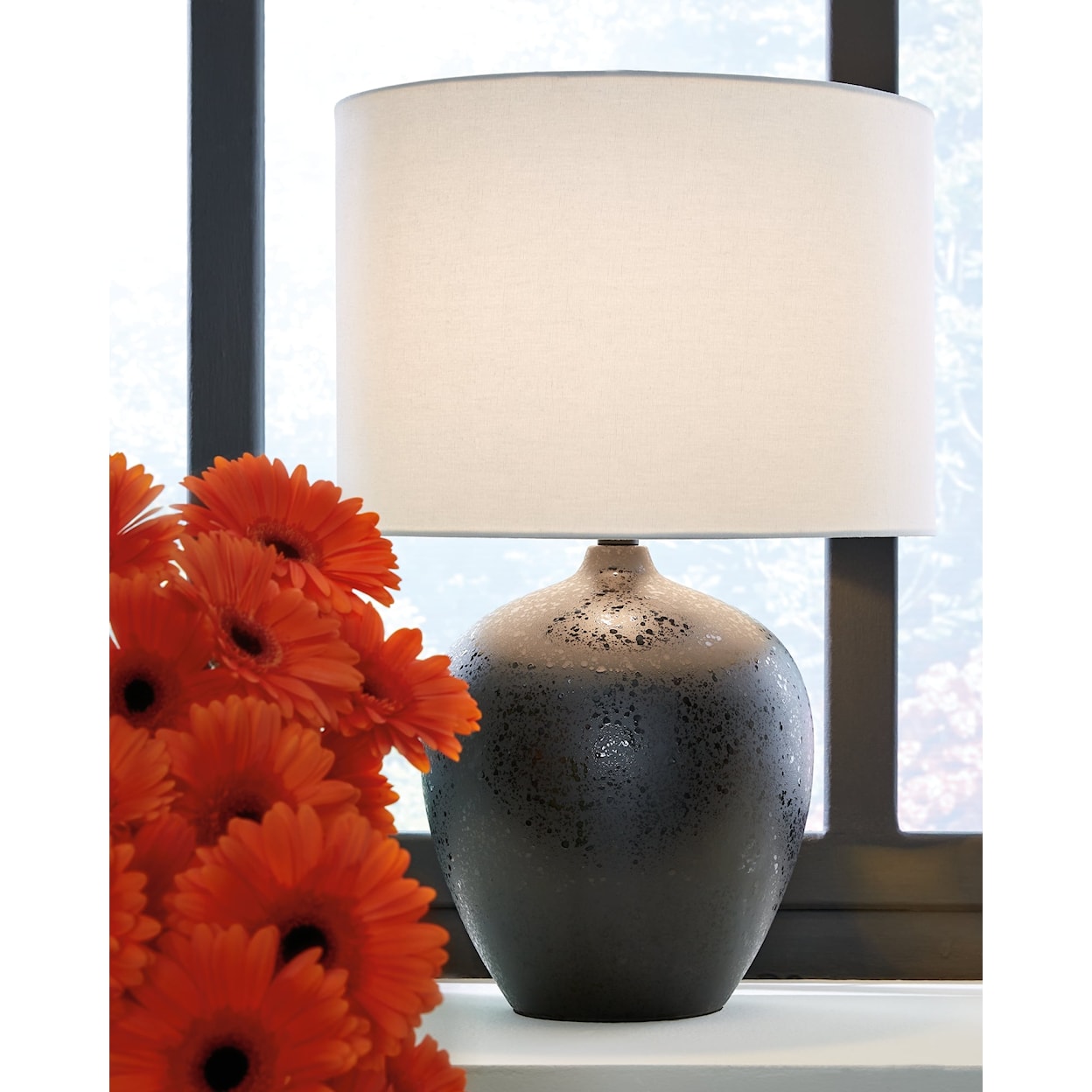 Ashley Furniture Signature Design Ladstow Ceramic Table Lamp