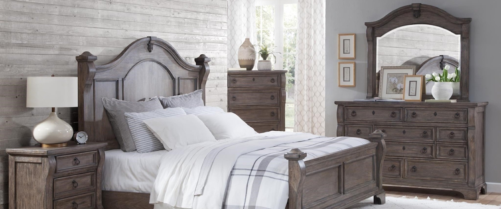 Traditional 4-Piece Queen Bedroom Set