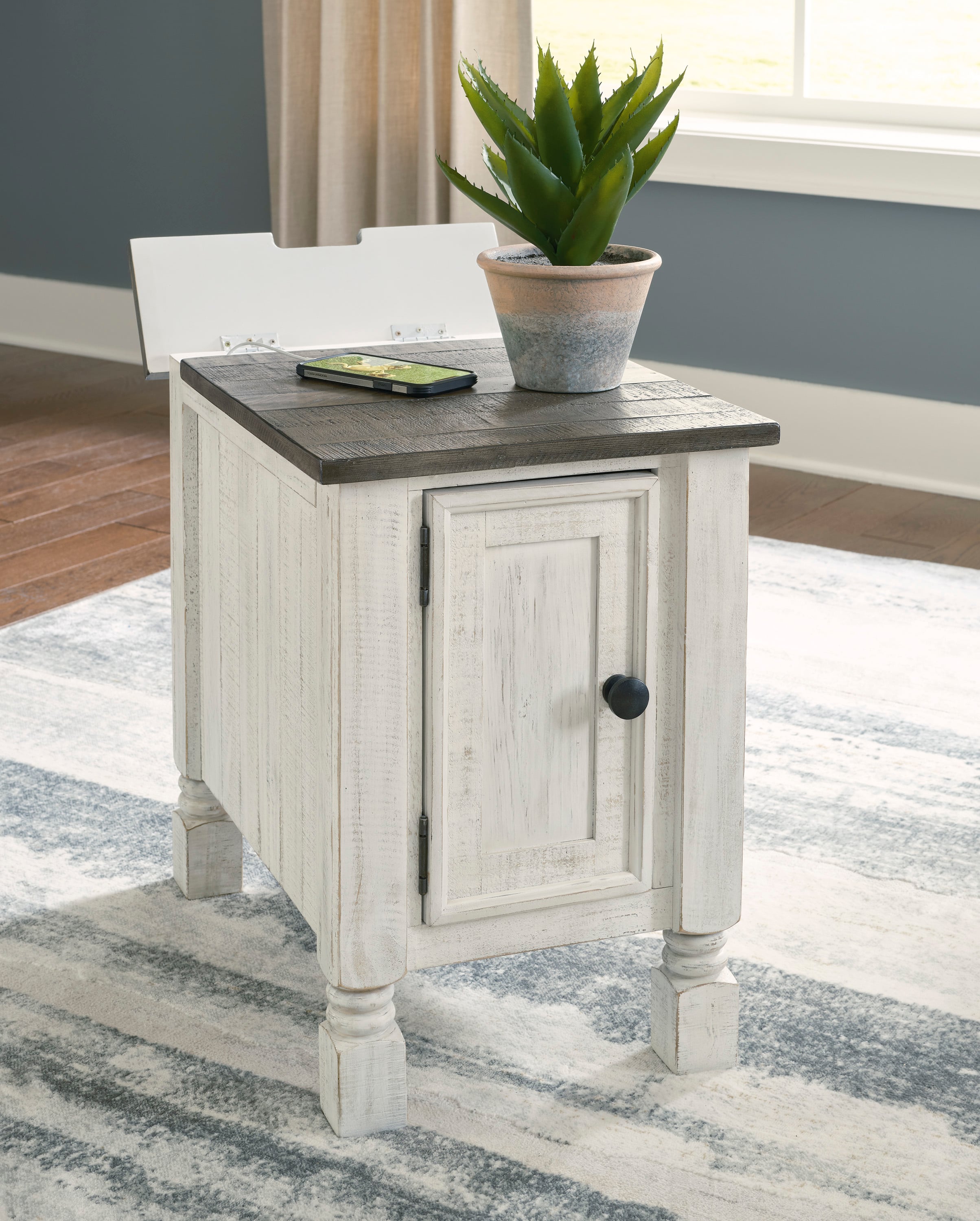 Signature Design by Ashley Havalance Chairside End Table