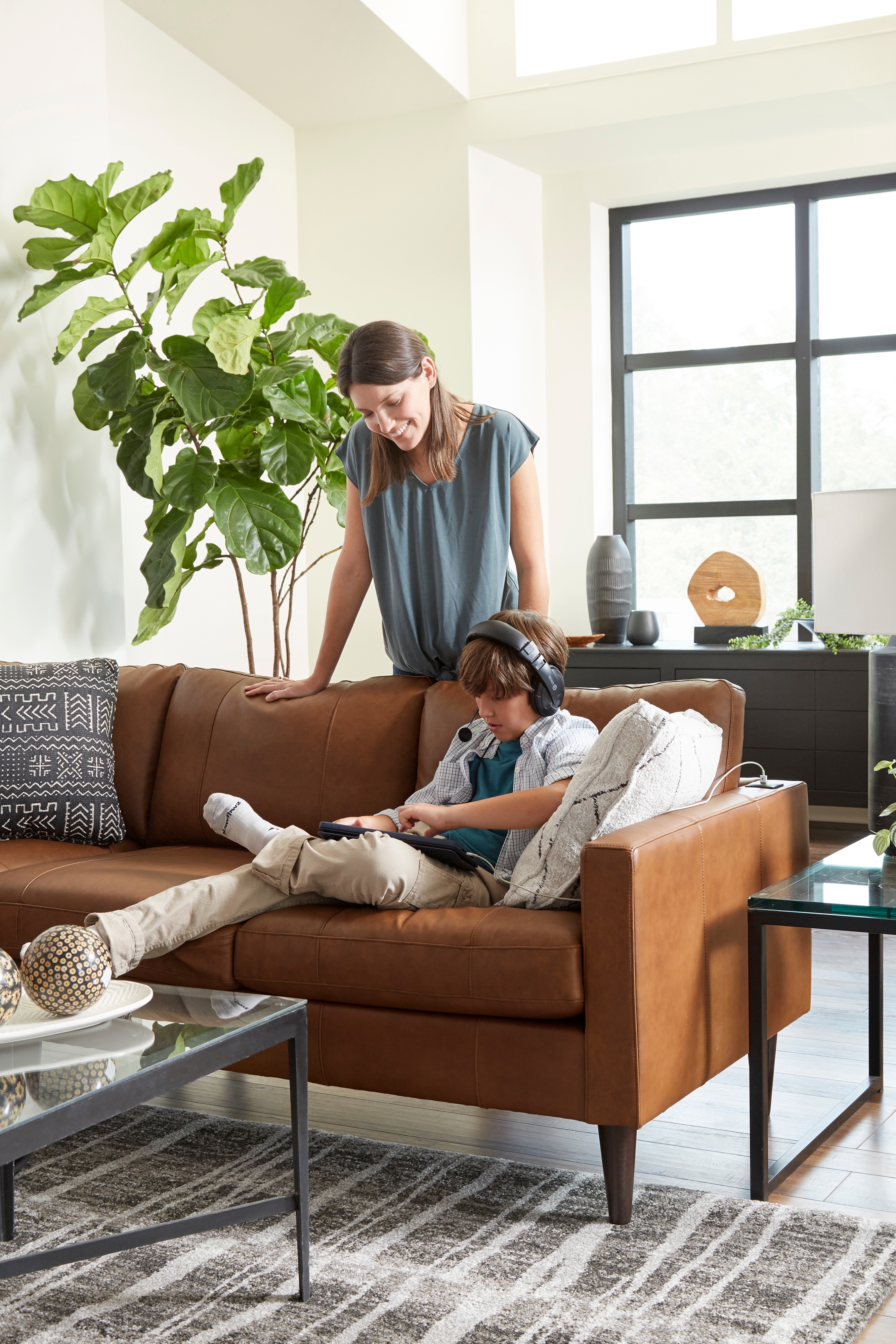 Best Home Furnishings Trafton Leather Sectional Sofa w/ Chaise & Wood Feet