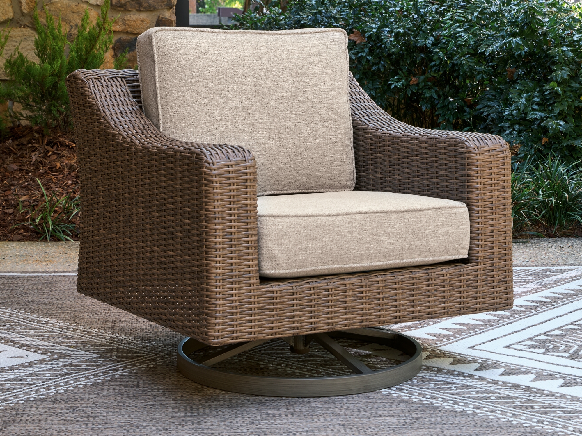 Swivel Lounge W/ Cushion