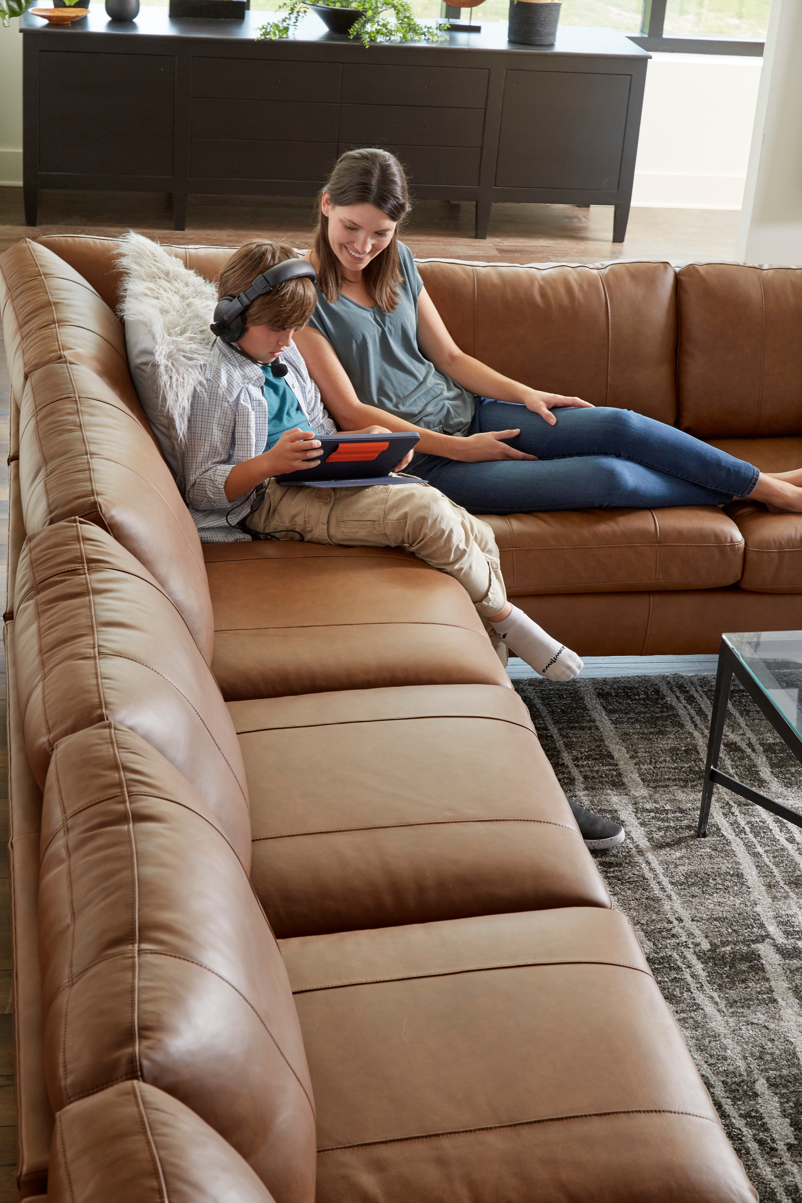 Best Home Furnishings Trafton Leather Sectional Sofa w/ Chaise & Wood Feet