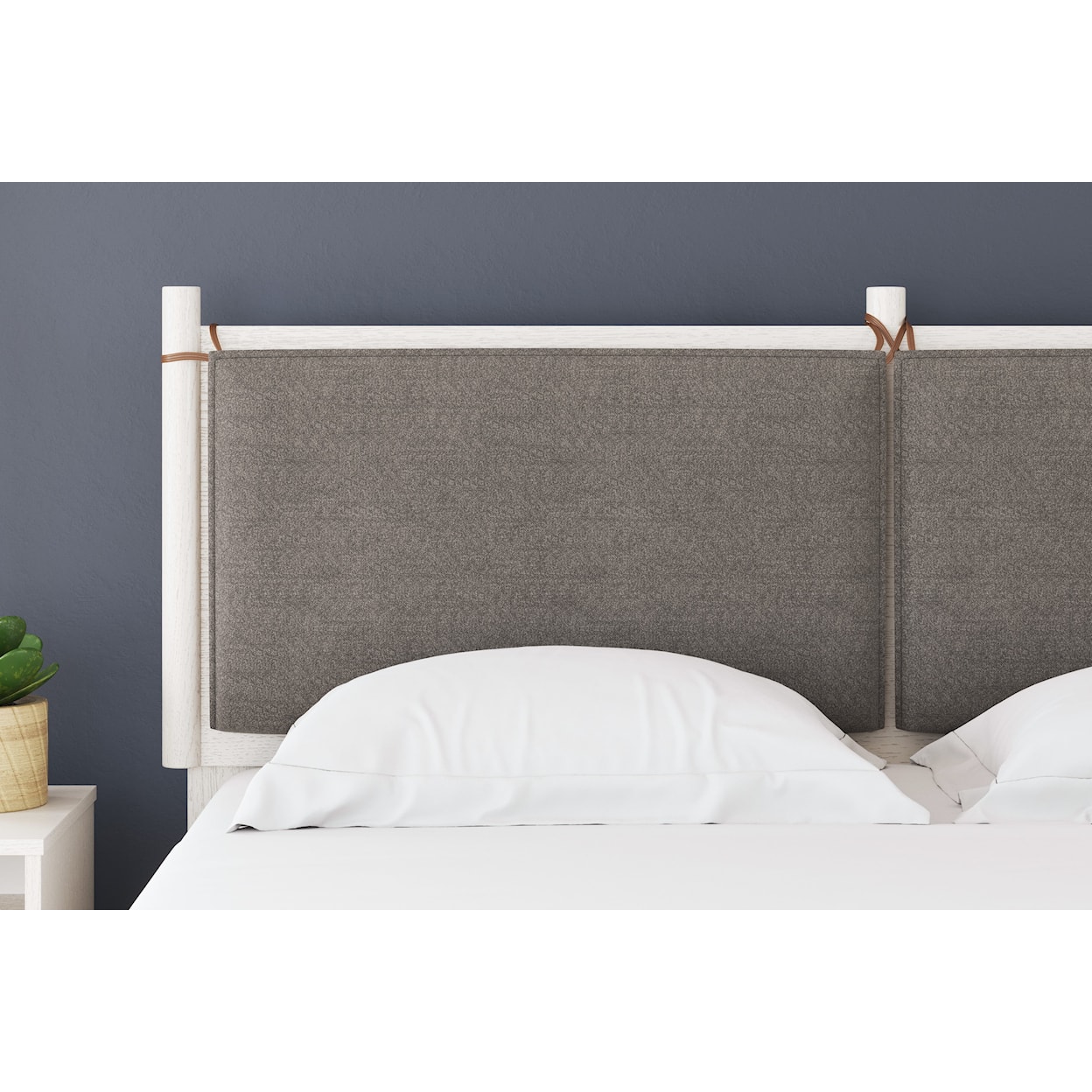 Signature Design by Ashley Aprilyn Queen Panel Bed