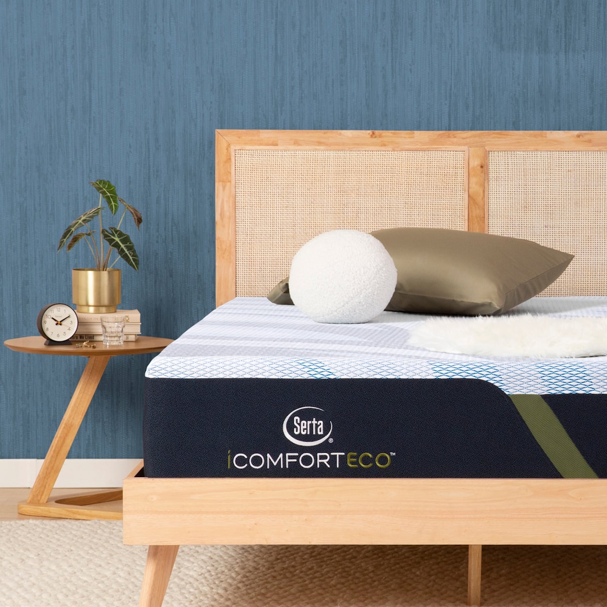 Serta Canada iComfort F10 Medium Queen Medium Foam Mattress