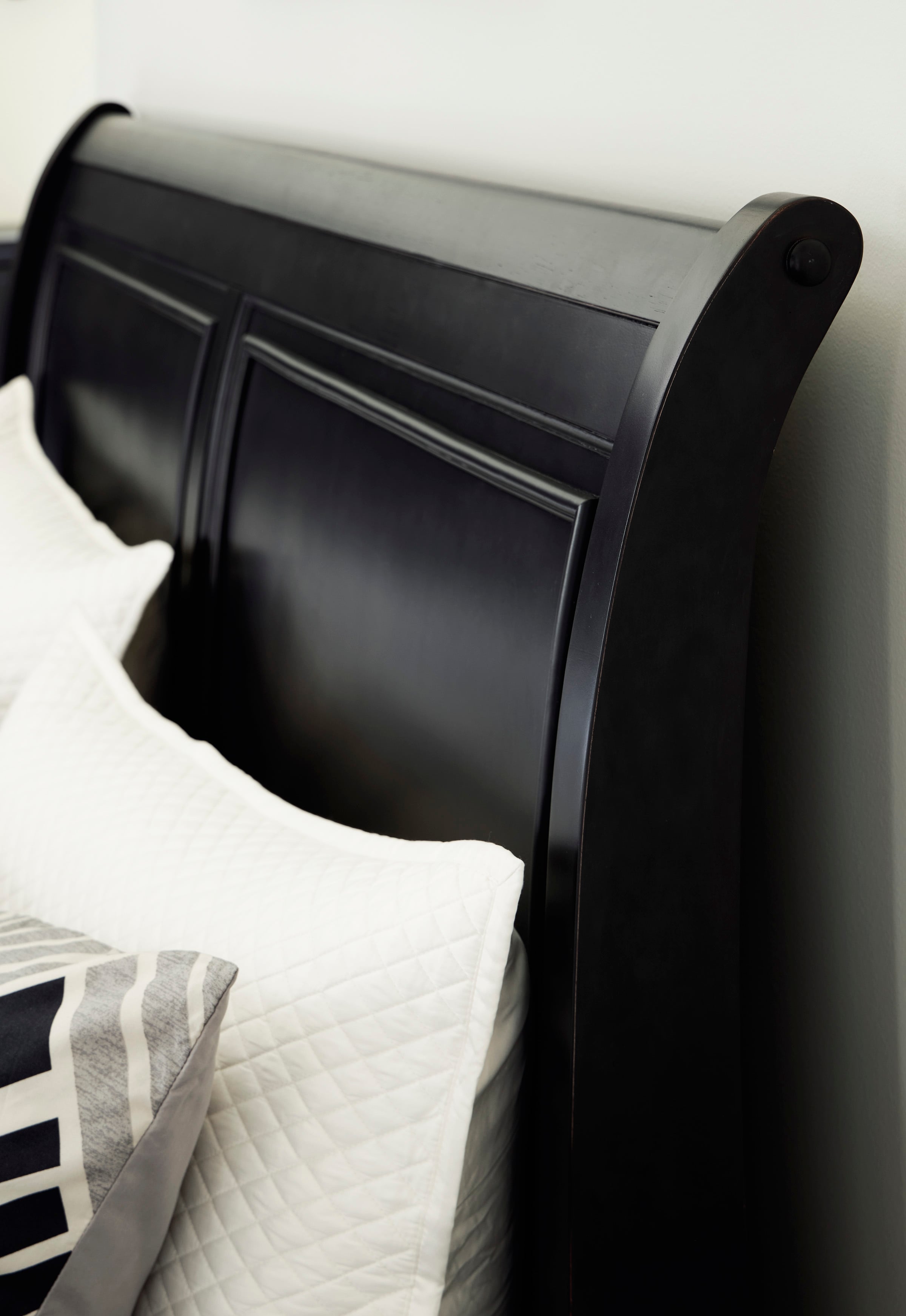 Signature Design by Ashley Chylanta B739B2 Transitional Queen Sleigh